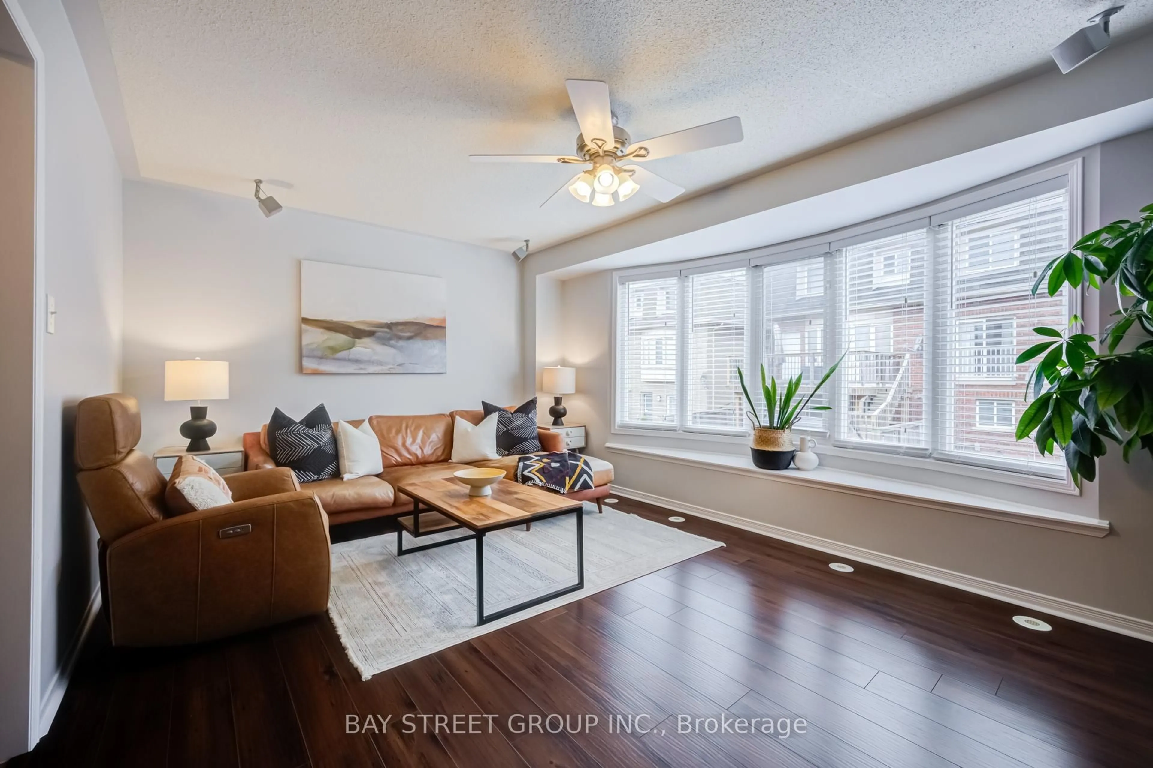Living room with furniture, unknown for 2313 Saddlecreek Cres, Oakville Ontario L6M 5J6