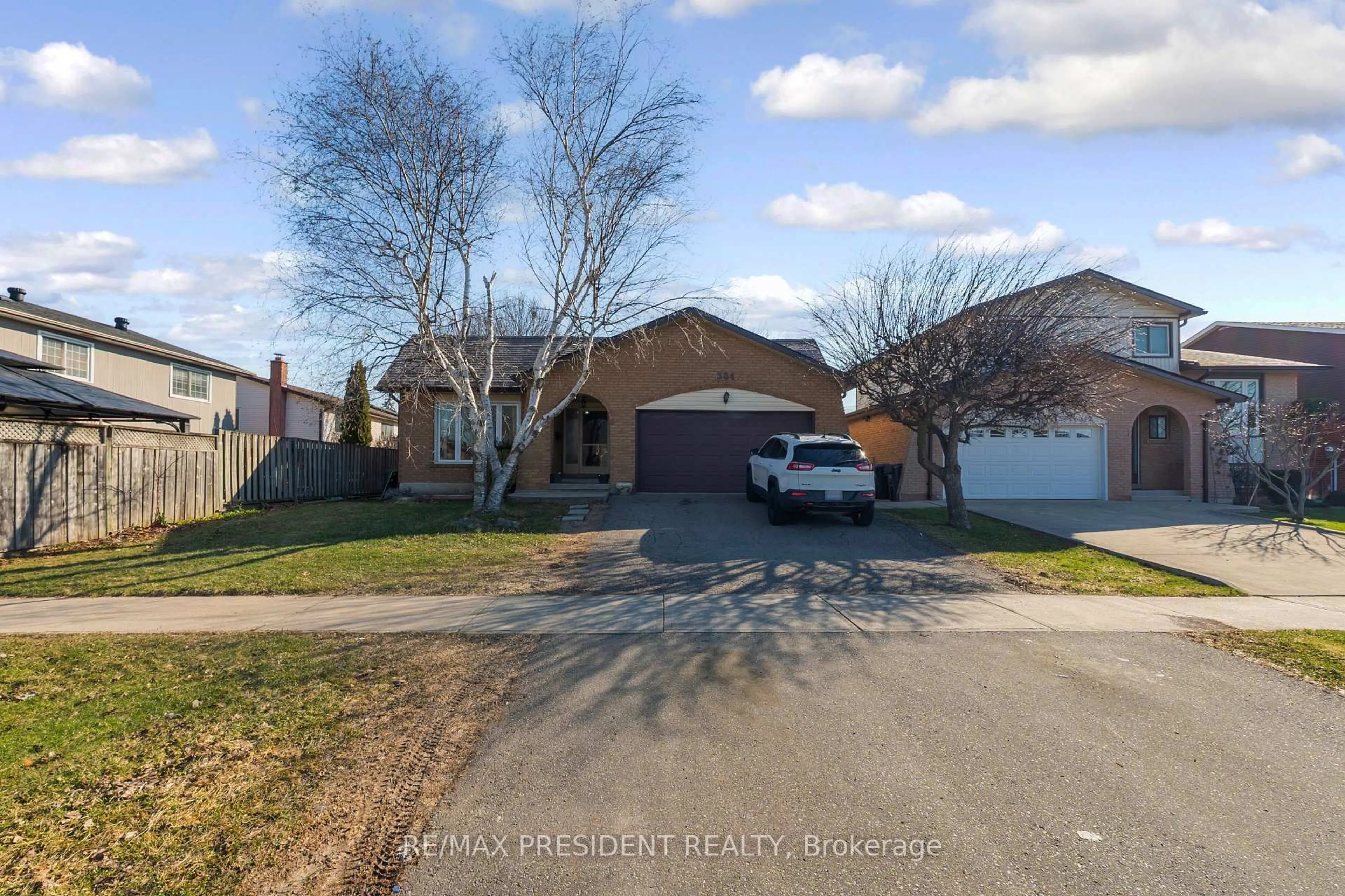 A pic from outside/outdoor area/front of a property/back of a property/a pic from drone, street for 384 Centre St, Brampton Ontario L6V 3L6
