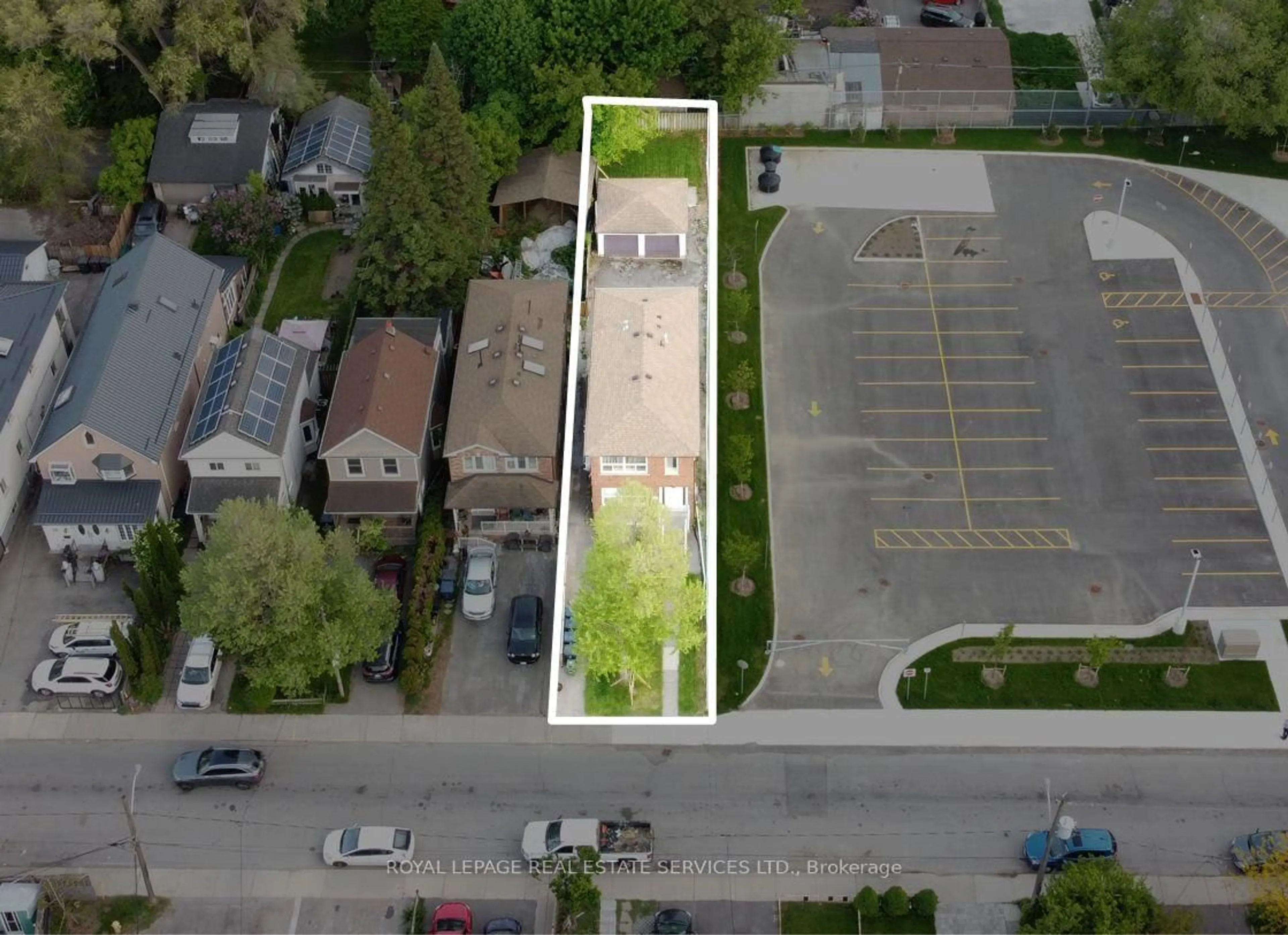 A pic from outside/outdoor area/front of a property/back of a property/a pic from drone, street for 11 Dennis Ave, Toronto Ontario M6N 2T7