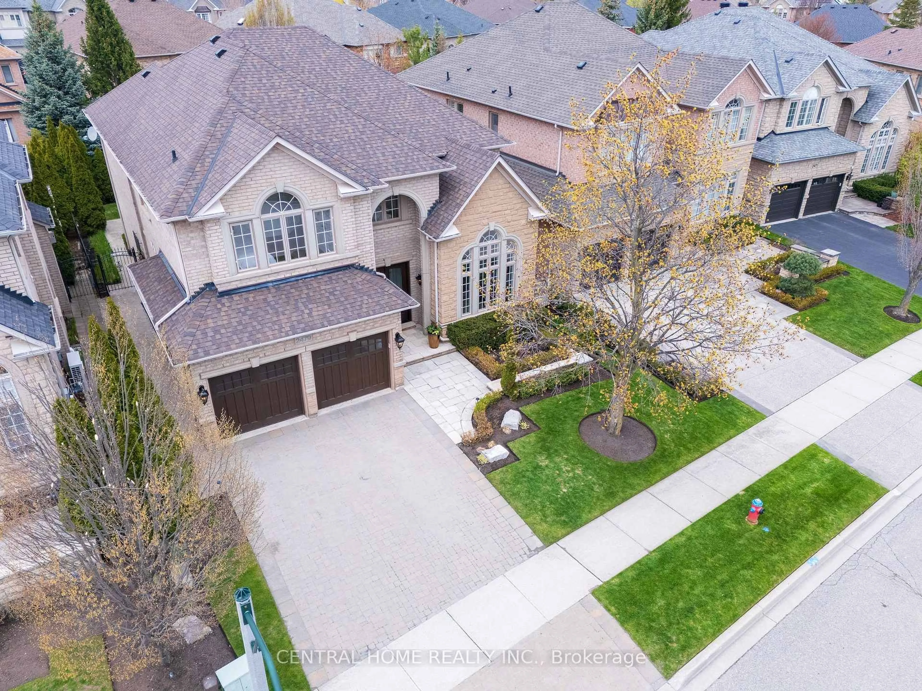 A pic from outside/outdoor area/front of a property/back of a property/a pic from drone, street for 2479 Bon Echo Dr, Oakville Ontario L6H 7R1