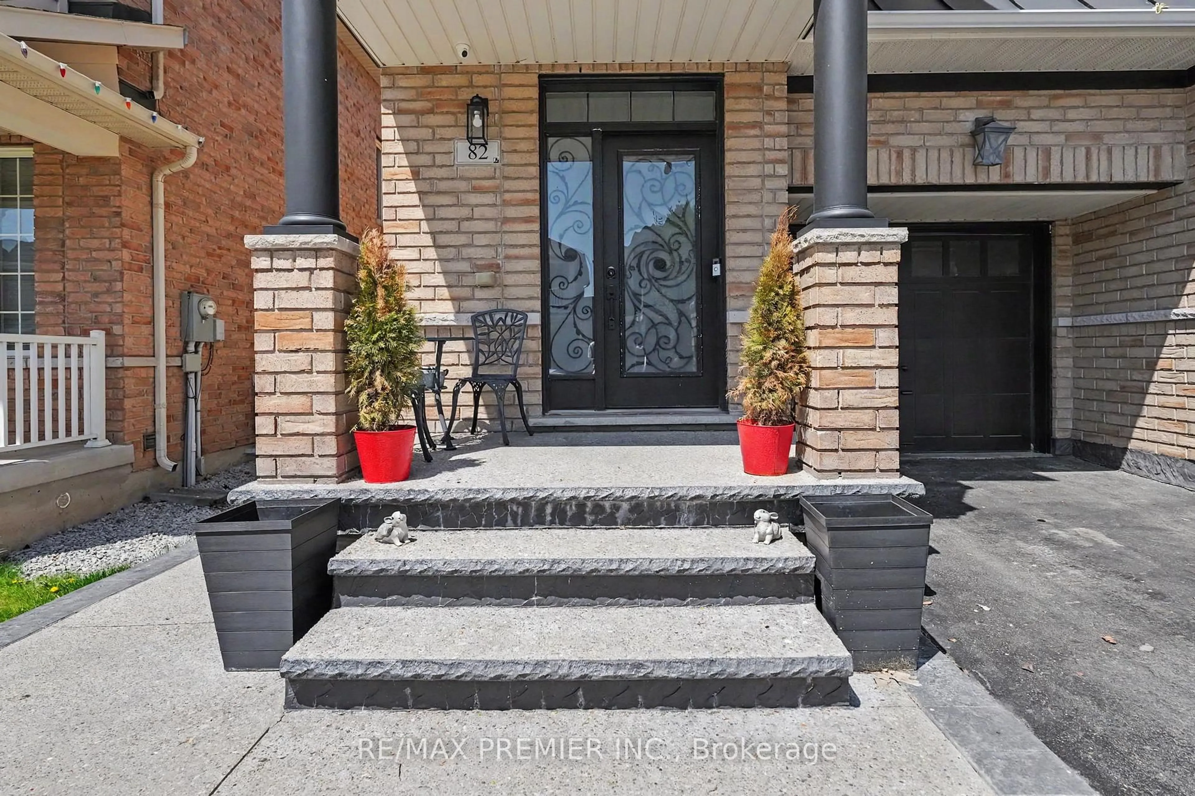 Indoor entryway for 82 Chesterwood Cres, Brampton Ontario L6Y 0Z5