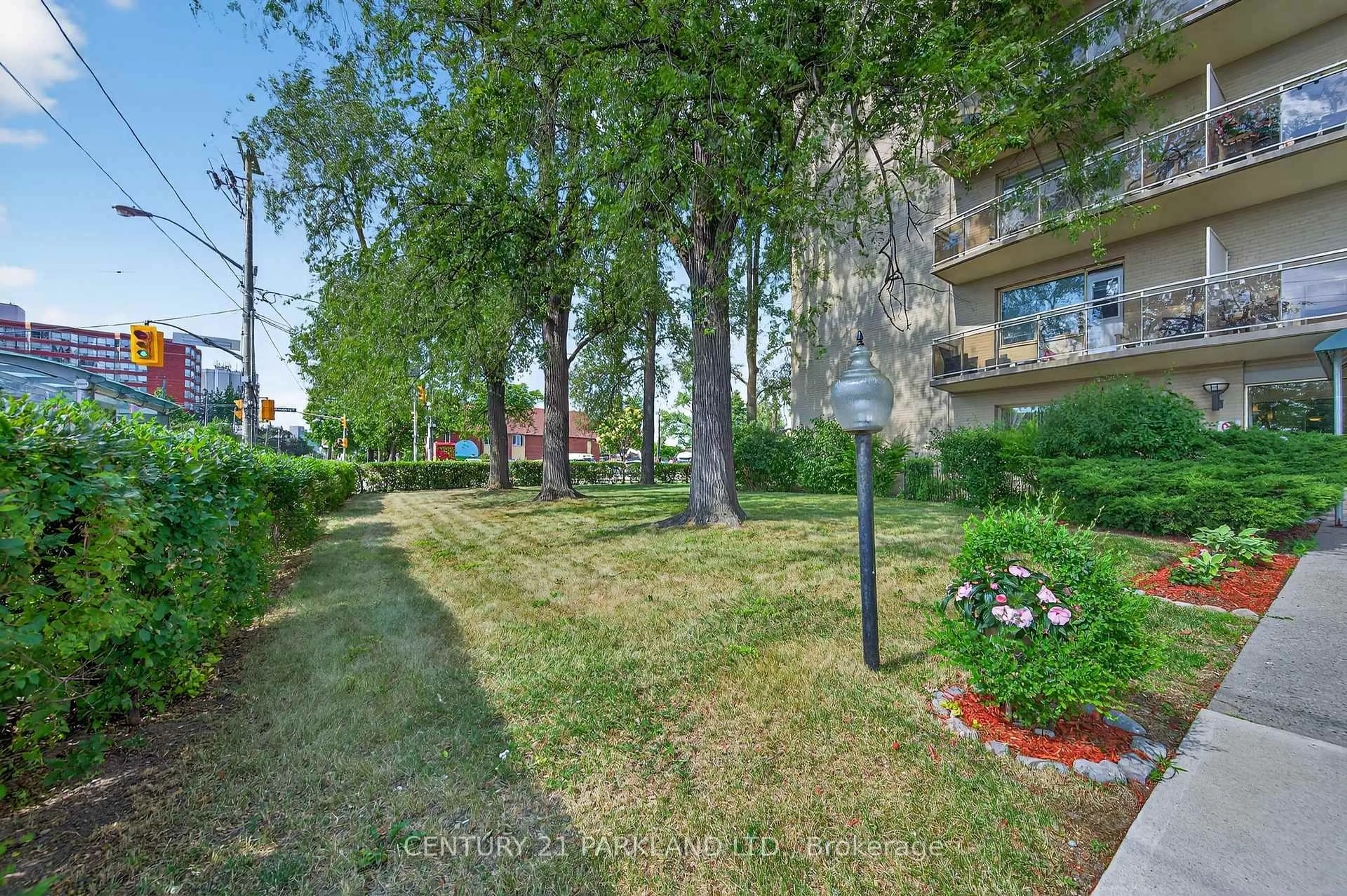 Patio, street for 2961 Dufferin St #202, Toronto Ontario M6B 3T2