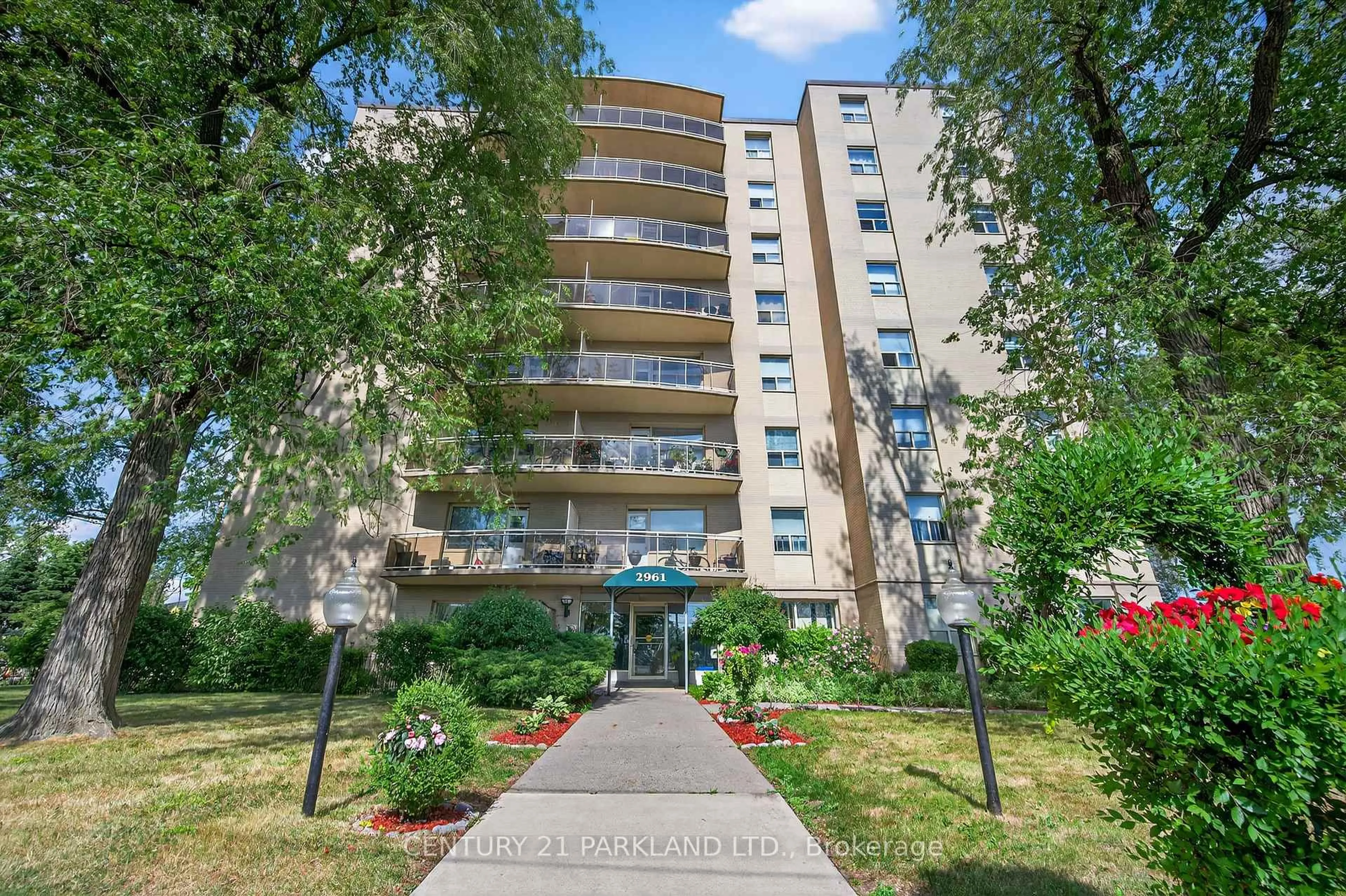 Patio, building for 2961 Dufferin St #202, Toronto Ontario M6B 3T2