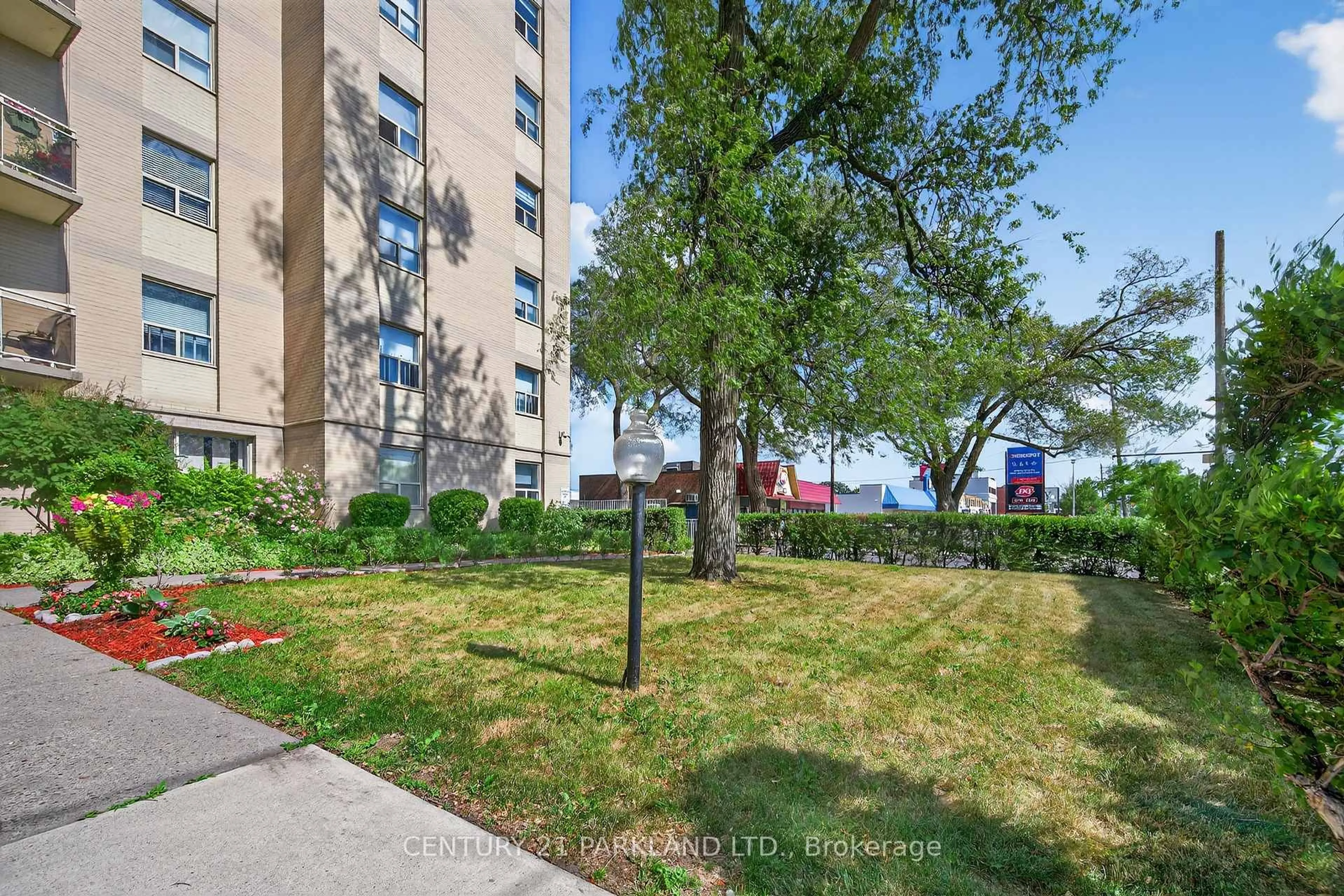 Patio, street for 2961 Dufferin St #202, Toronto Ontario M6B 3T2