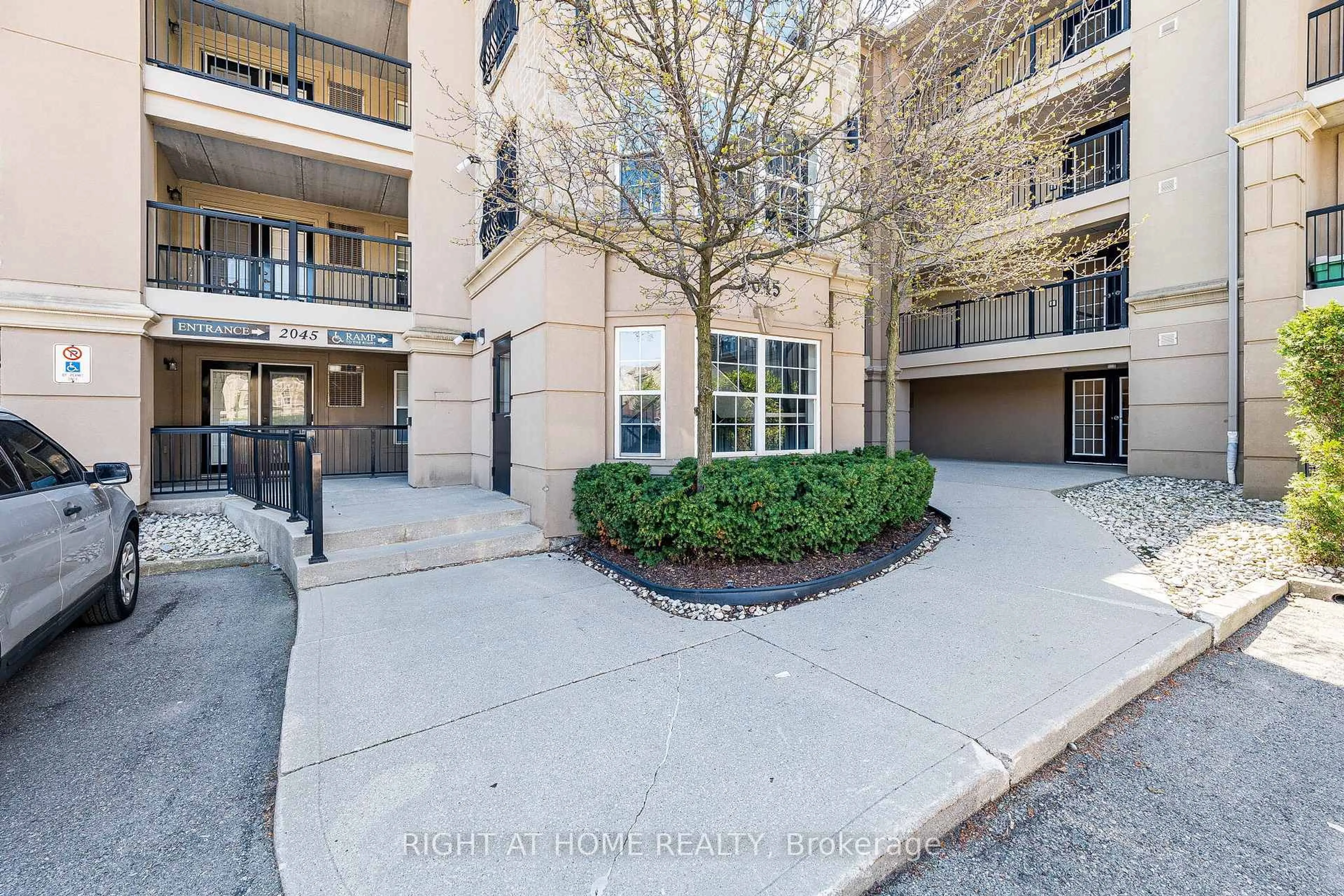 Patio, street for 2045 Appleby Line #401, Burlington Ontario L7L 7G9