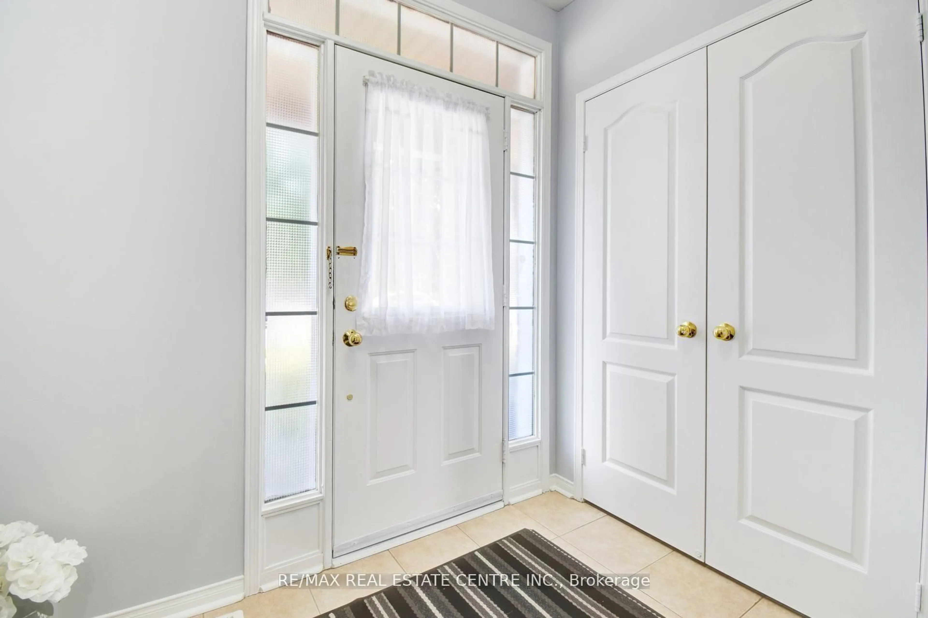 Indoor entryway for 103 Botavia Downs Dr, Brampton Ontario L7A 3P6