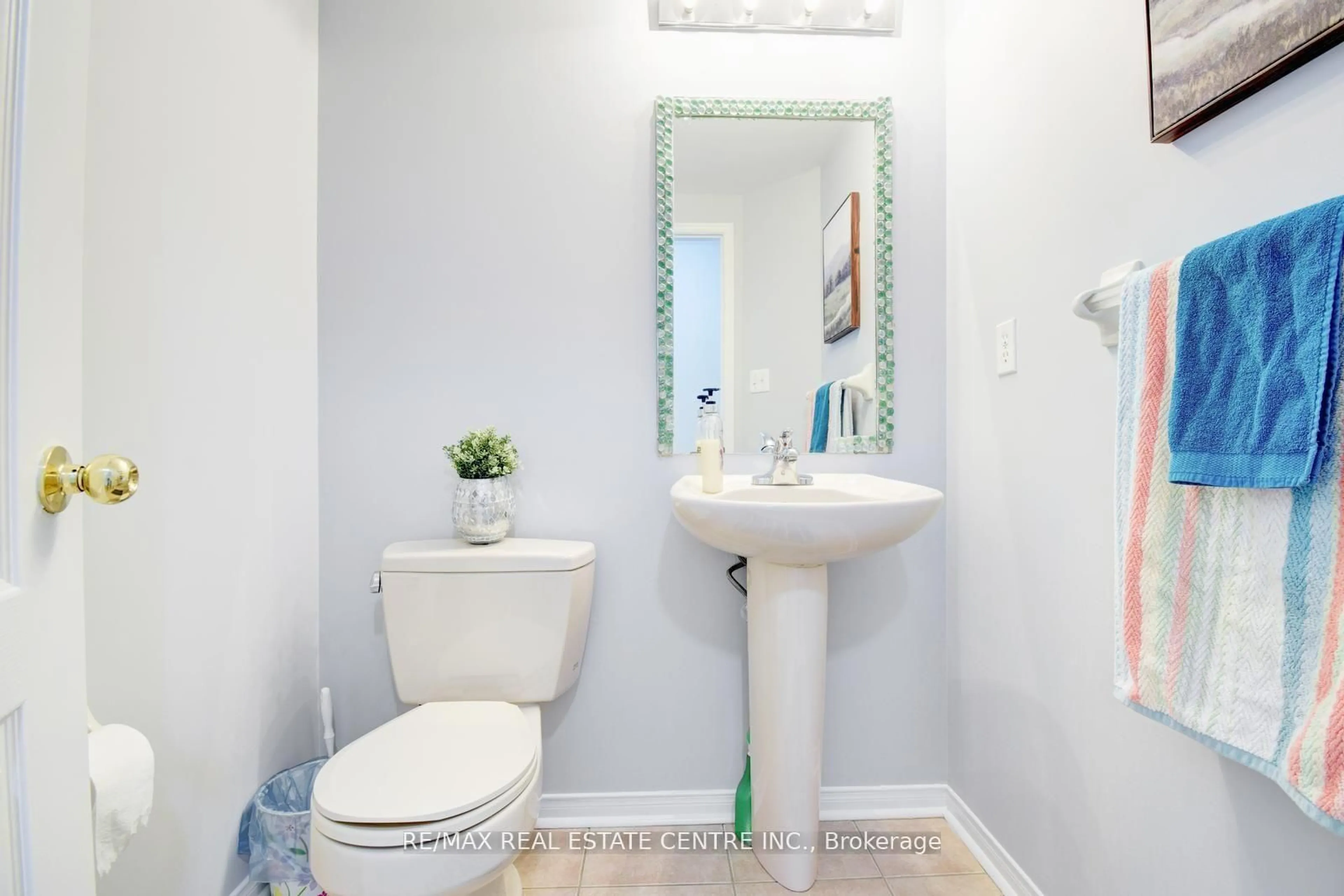 Standard bathroom, ceramic/tile floor for 103 Botavia Downs Dr, Brampton Ontario L7A 3P6