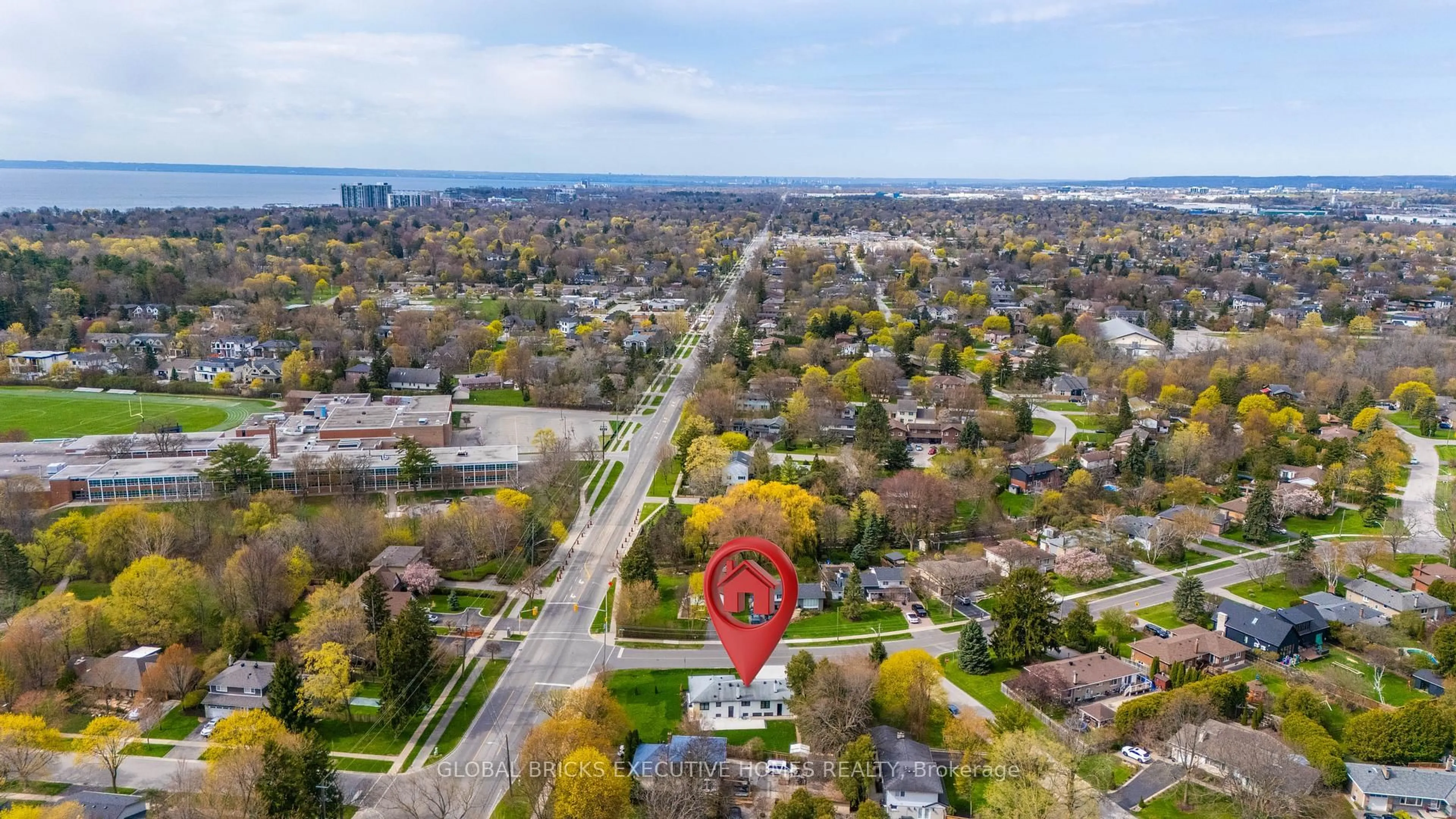 A pic from outside/outdoor area/front of a property/back of a property/a pic from drone, street for 307 LEES Lane, Oakville Ontario L6L 4S2