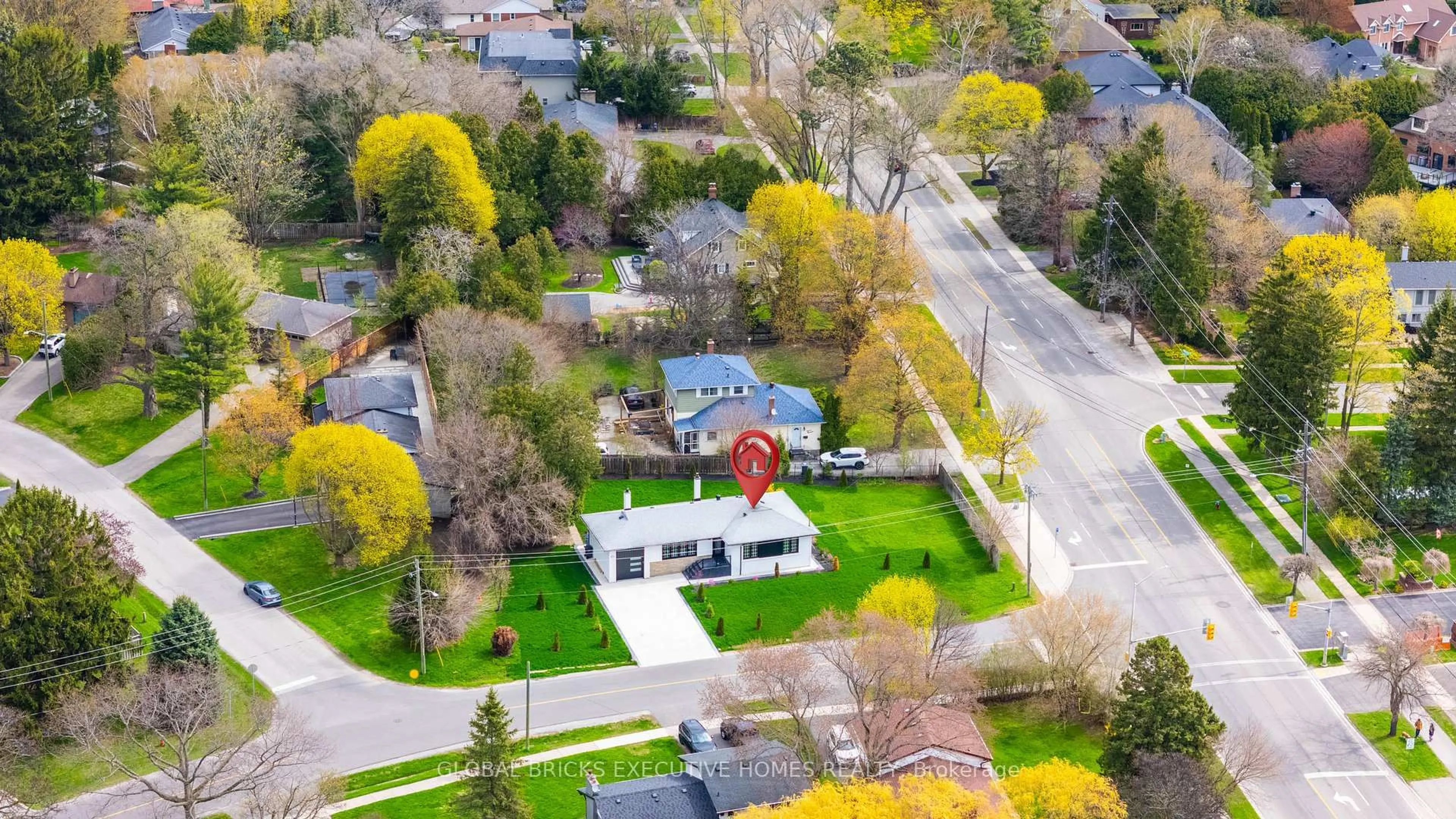 A pic from outside/outdoor area/front of a property/back of a property/a pic from drone, street for 307 LEES Lane, Oakville Ontario L6L 4S2