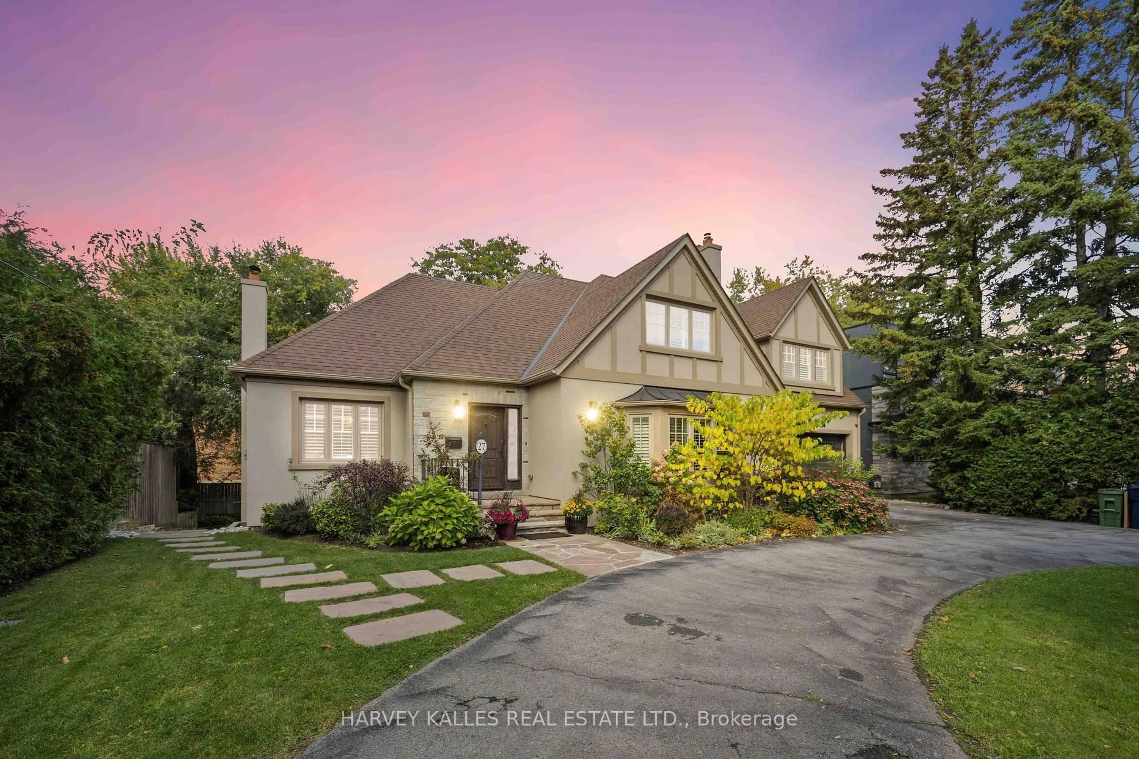 A pic from outside/outdoor area/front of a property/back of a property/a pic from drone, street for 27 Ashley Park Rd, Toronto Ontario M9A 4C9