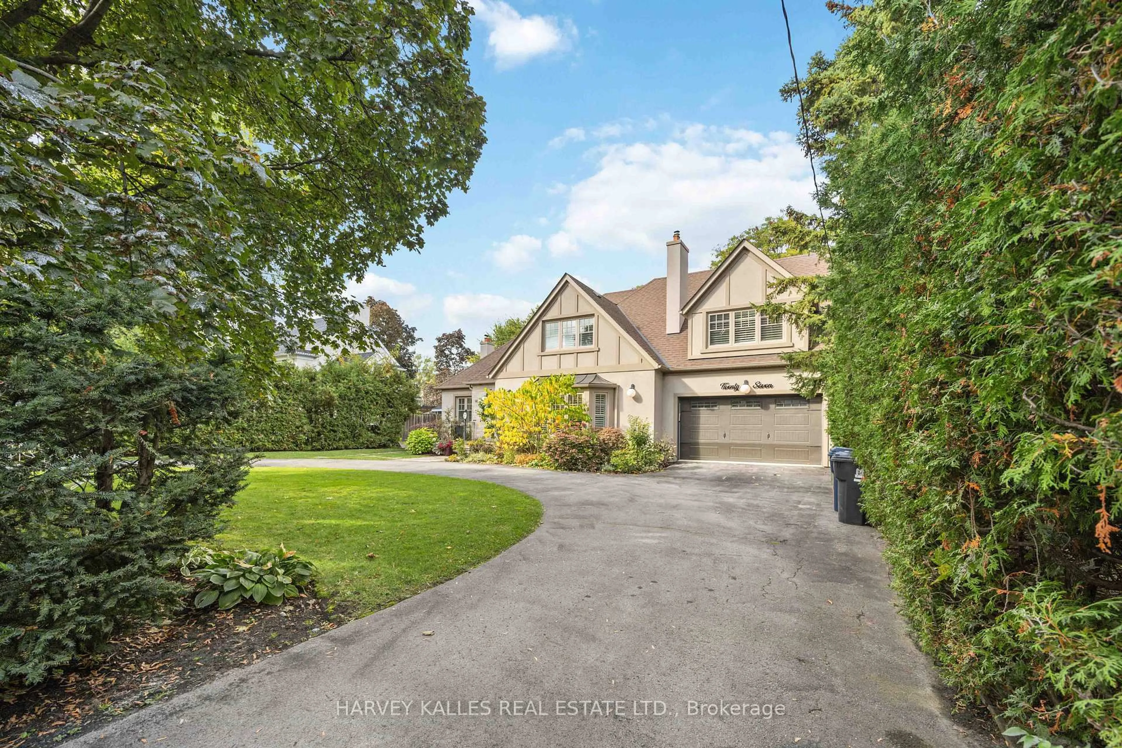 A pic from outside/outdoor area/front of a property/back of a property/a pic from drone, street for 27 Ashley Park Rd, Toronto Ontario M9A 4C9