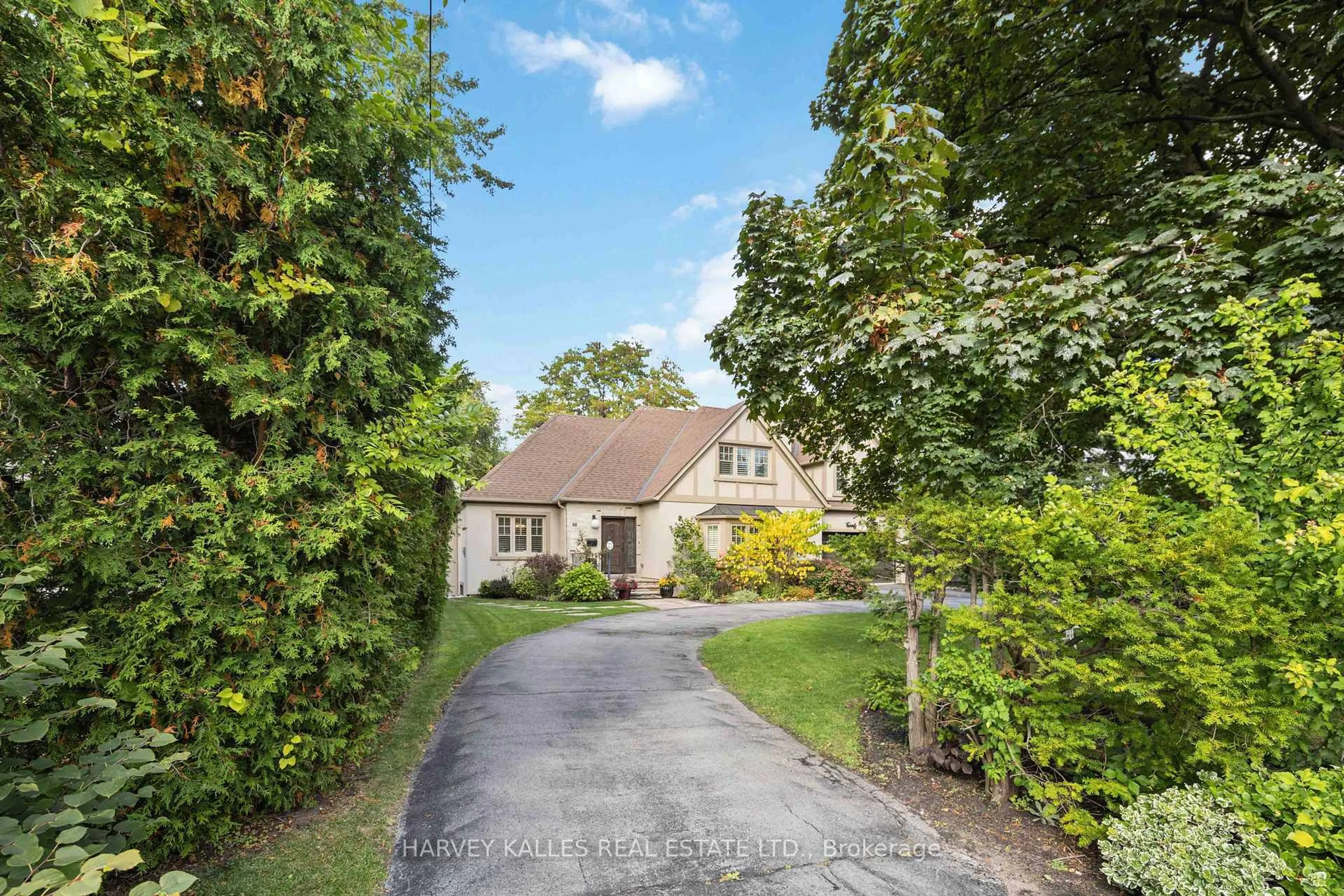A pic from outside/outdoor area/front of a property/back of a property/a pic from drone, street for 27 Ashley Park Rd, Toronto Ontario M9A 4C9