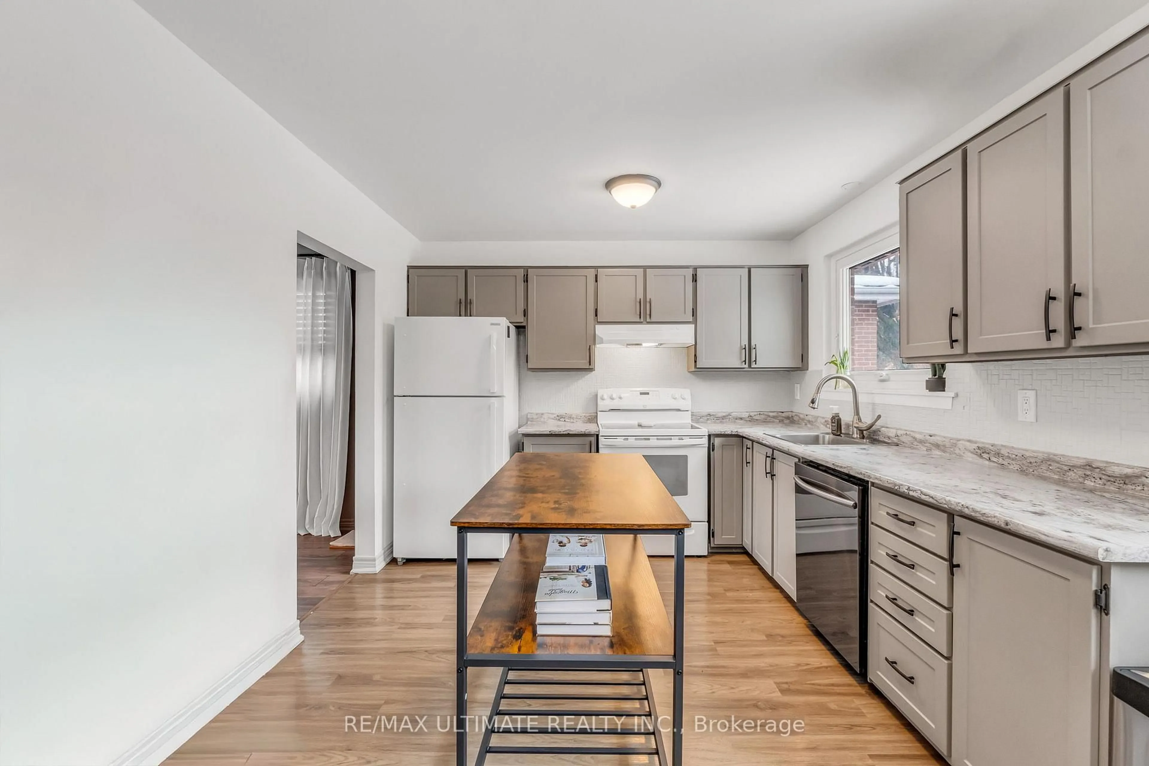 Open concept kitchen, unknown for 37 Banbury Crt, Brampton Ontario L6T 1Y9