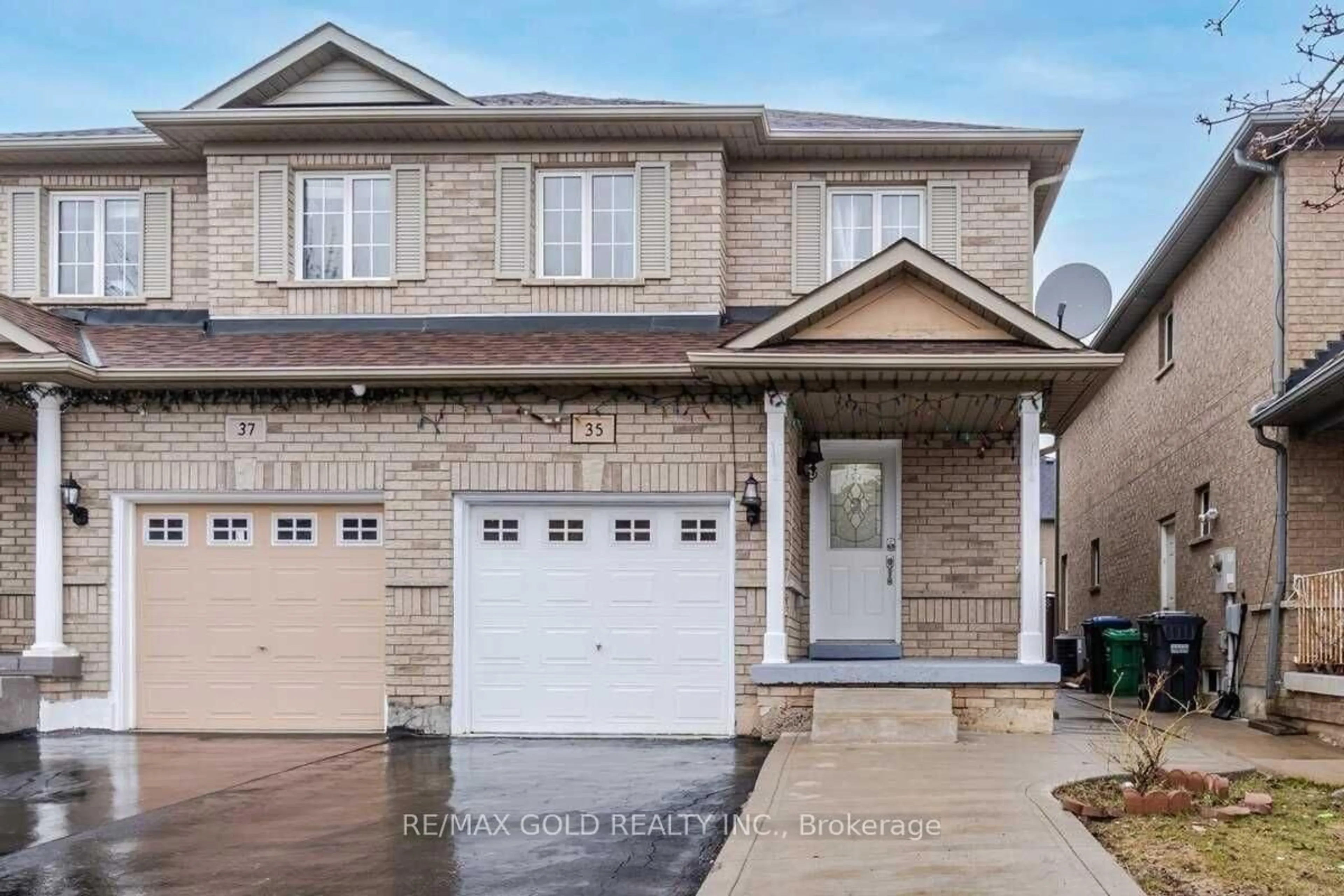 Home with brick exterior material, street for 35 Ridgefield Crt, Brampton Ontario L6P 1B4