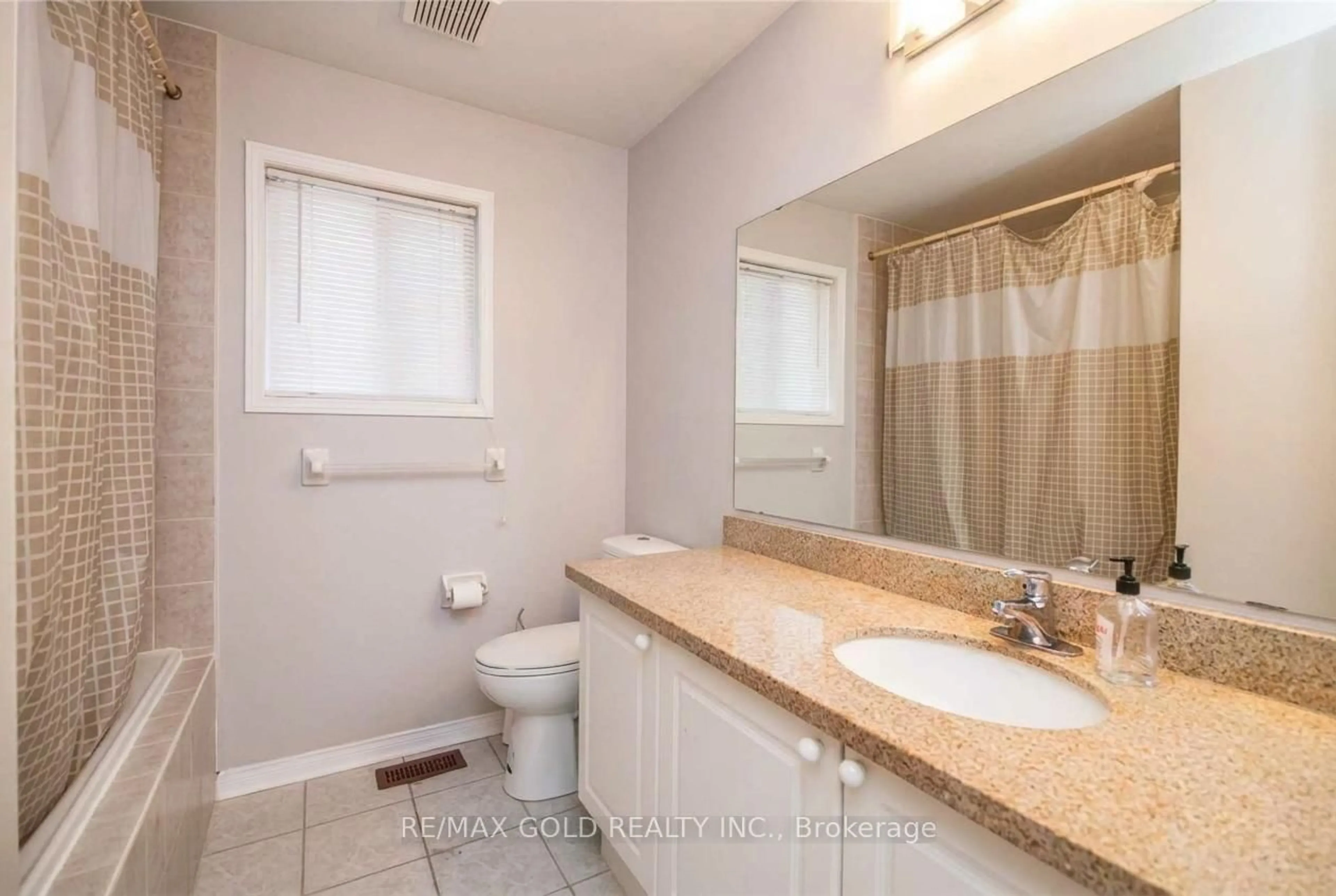 Standard bathroom, ceramic/tile floor for 35 Ridgefield Crt, Brampton Ontario L6P 1B4
