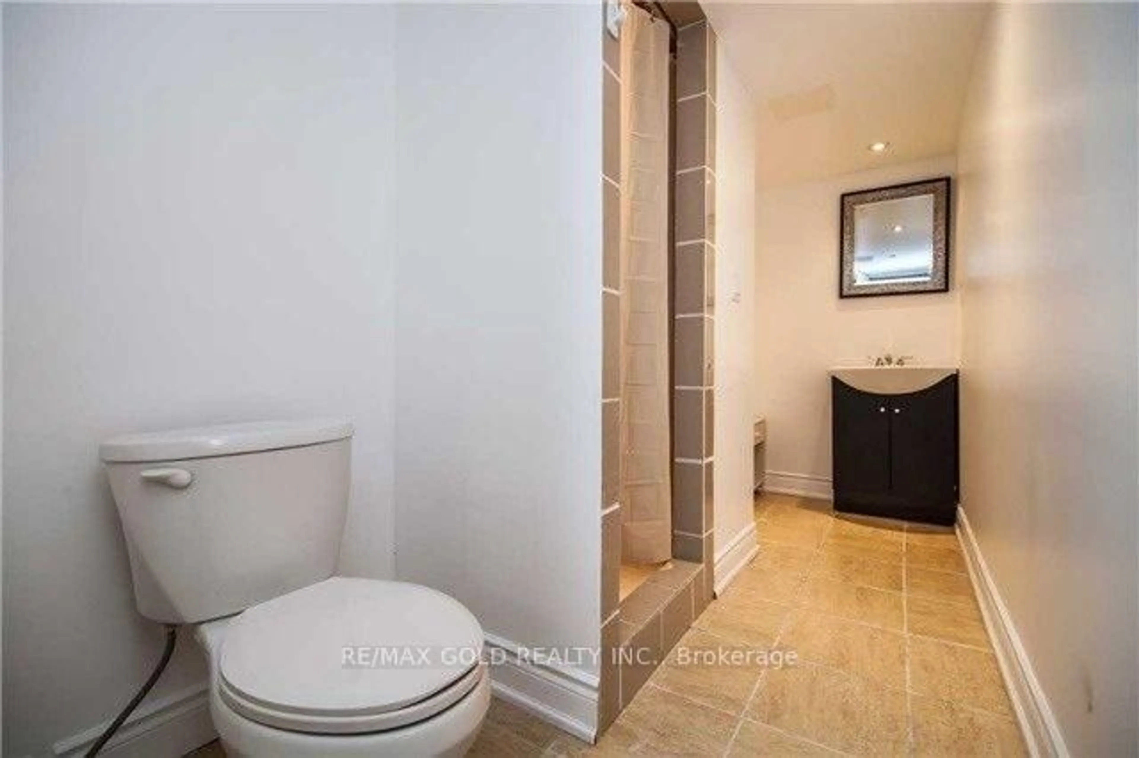 Standard bathroom, ceramic/tile floor for 35 Ridgefield Crt, Brampton Ontario L6P 1B4