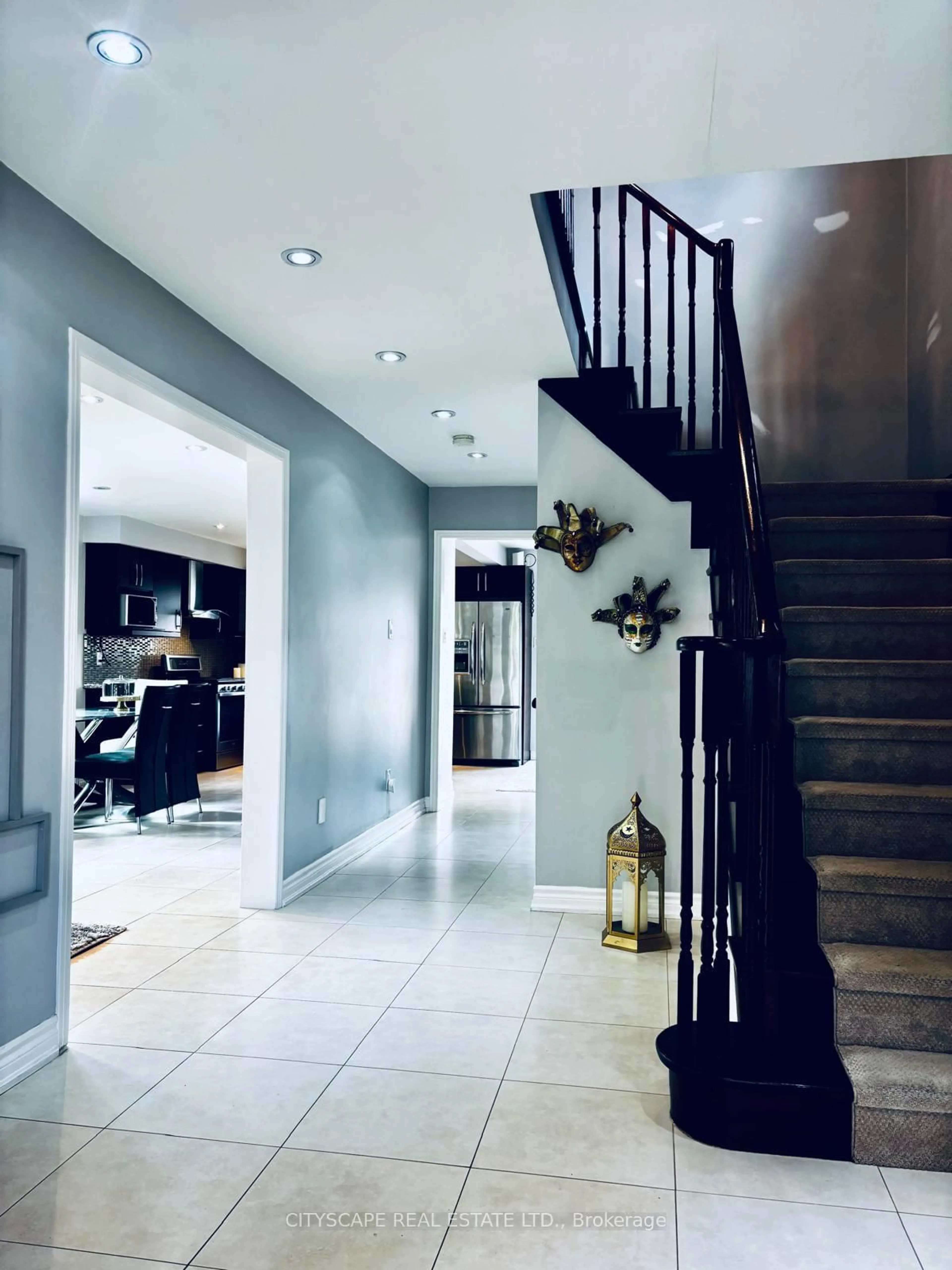 Indoor foyer for 4233 Radisson Cres, Mississauga Ontario L5M 4M1