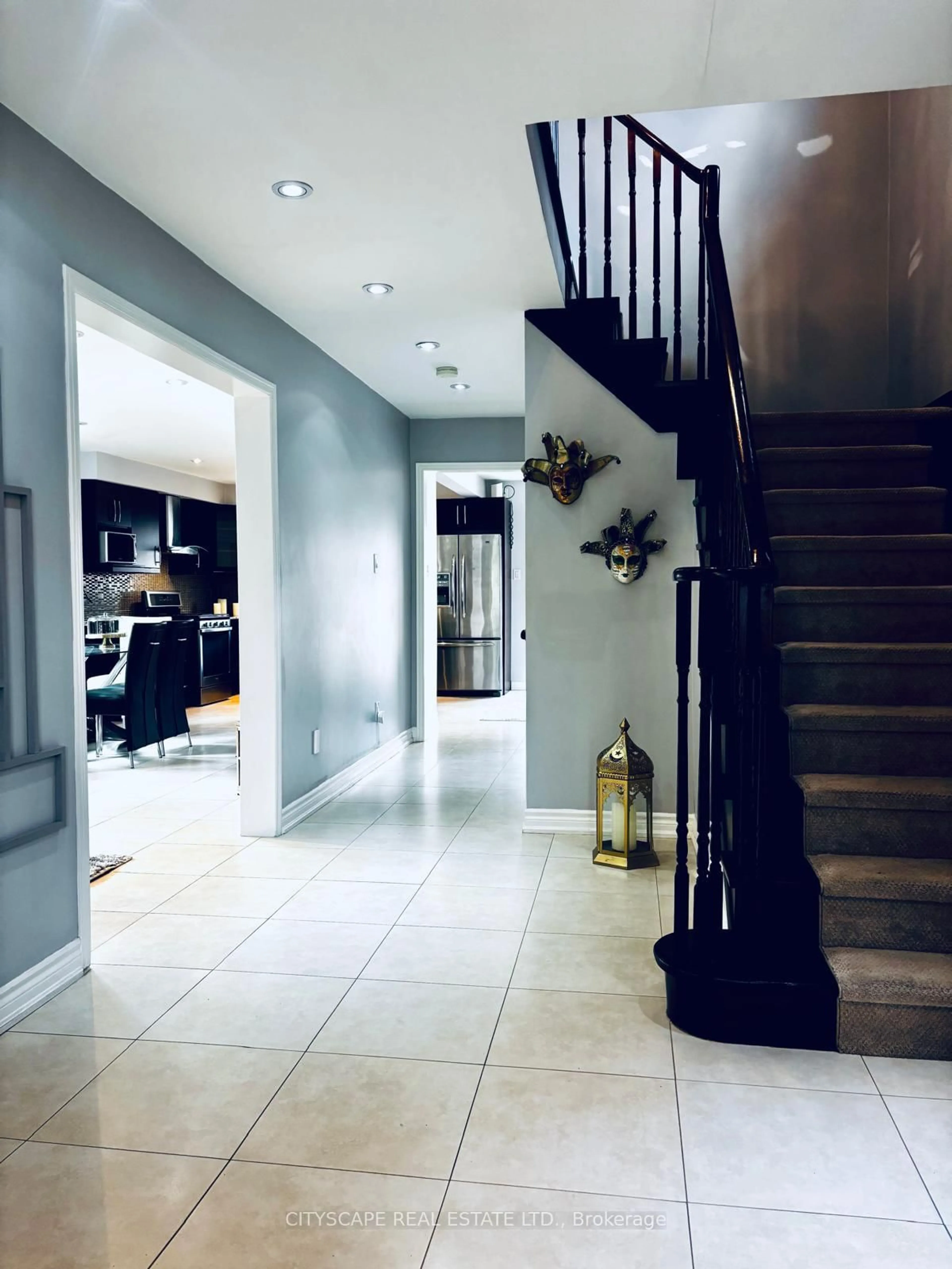 Indoor foyer for 4233 Radisson Cres, Mississauga Ontario L5M 4M1