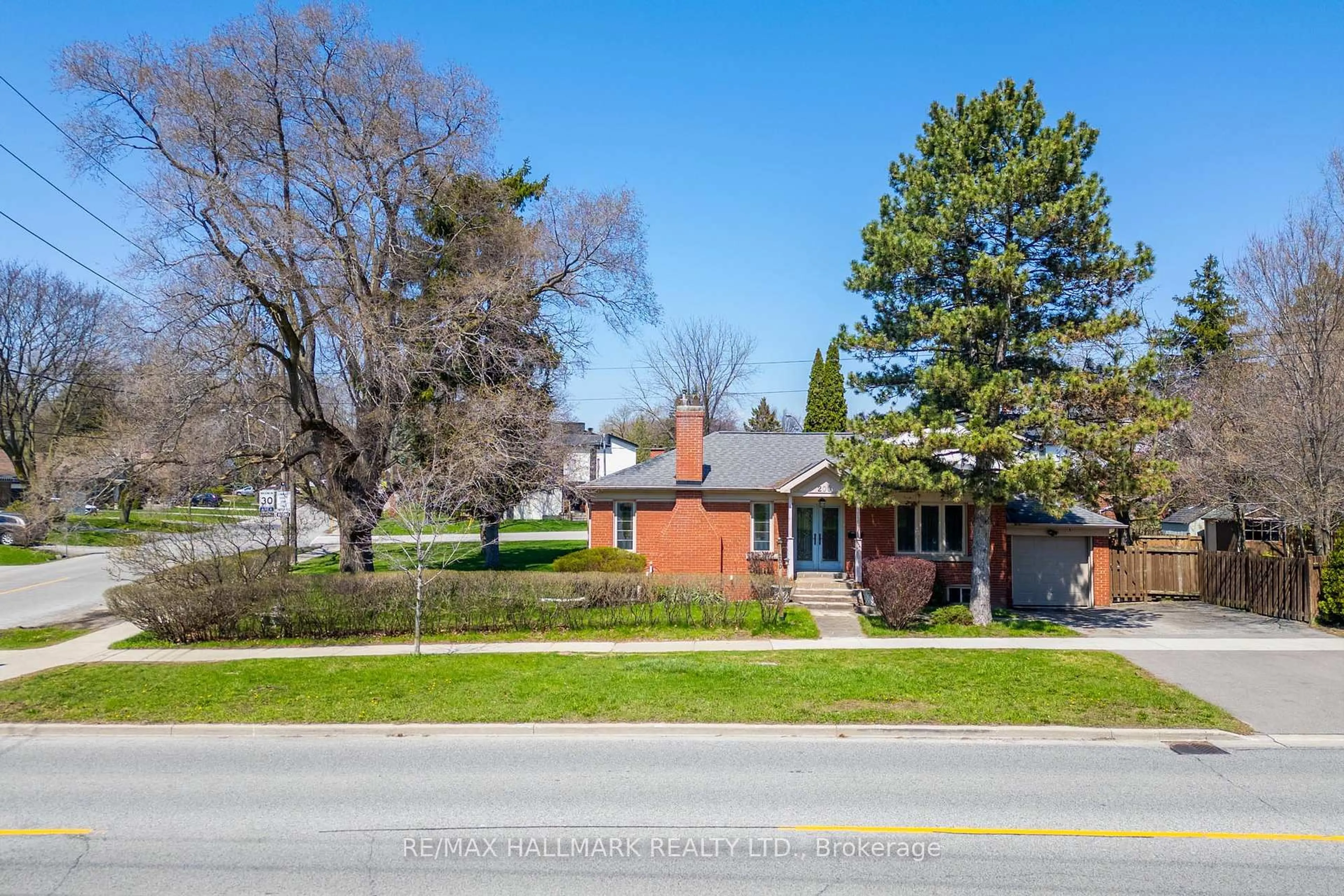 A pic from outside/outdoor area/front of a property/back of a property/a pic from drone, street for 200 Berry Rd, Toronto Ontario M8Y 1W8