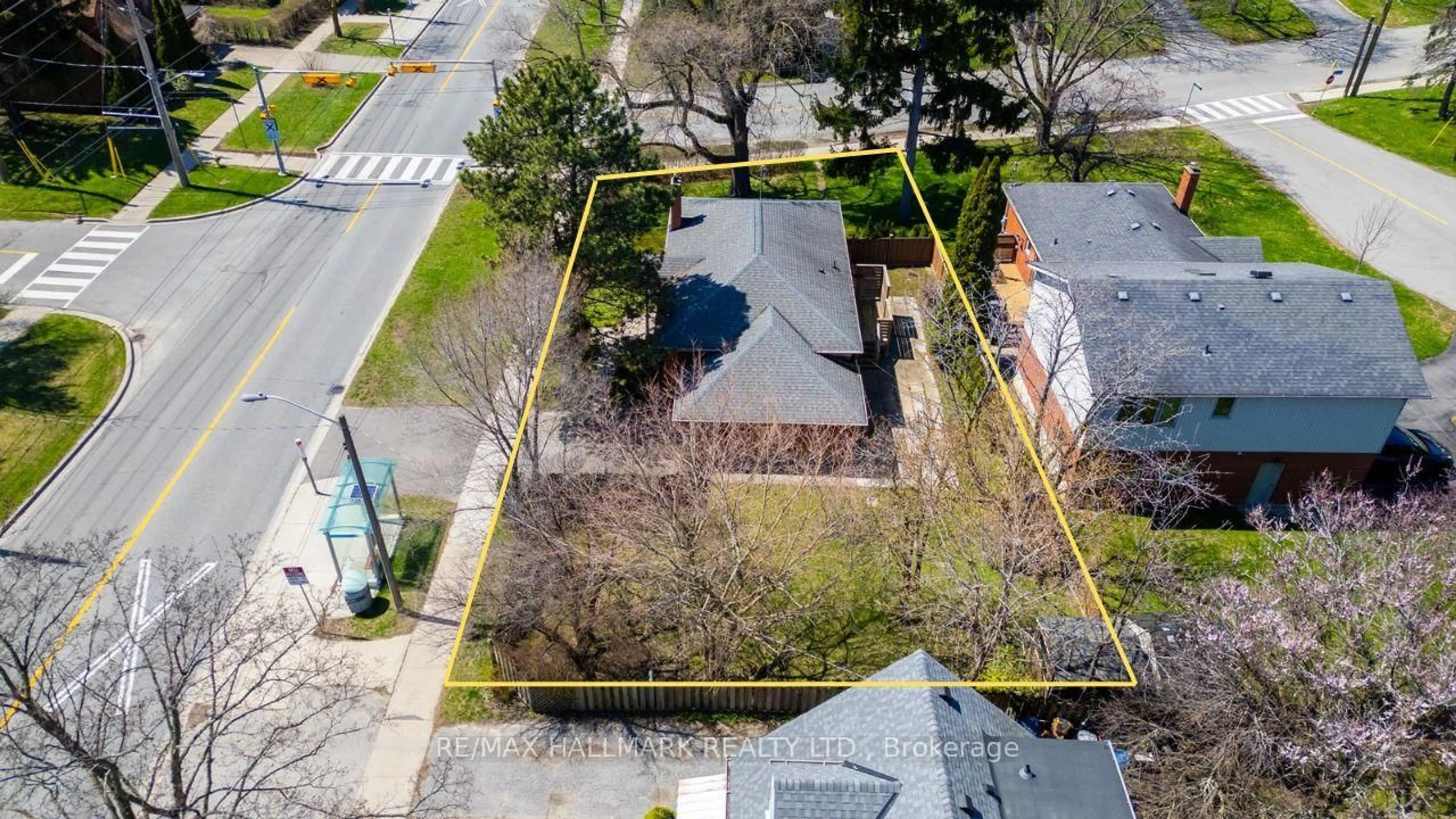 A pic from outside/outdoor area/front of a property/back of a property/a pic from drone, street for 200 Berry Rd, Toronto Ontario M8Y 1W8
