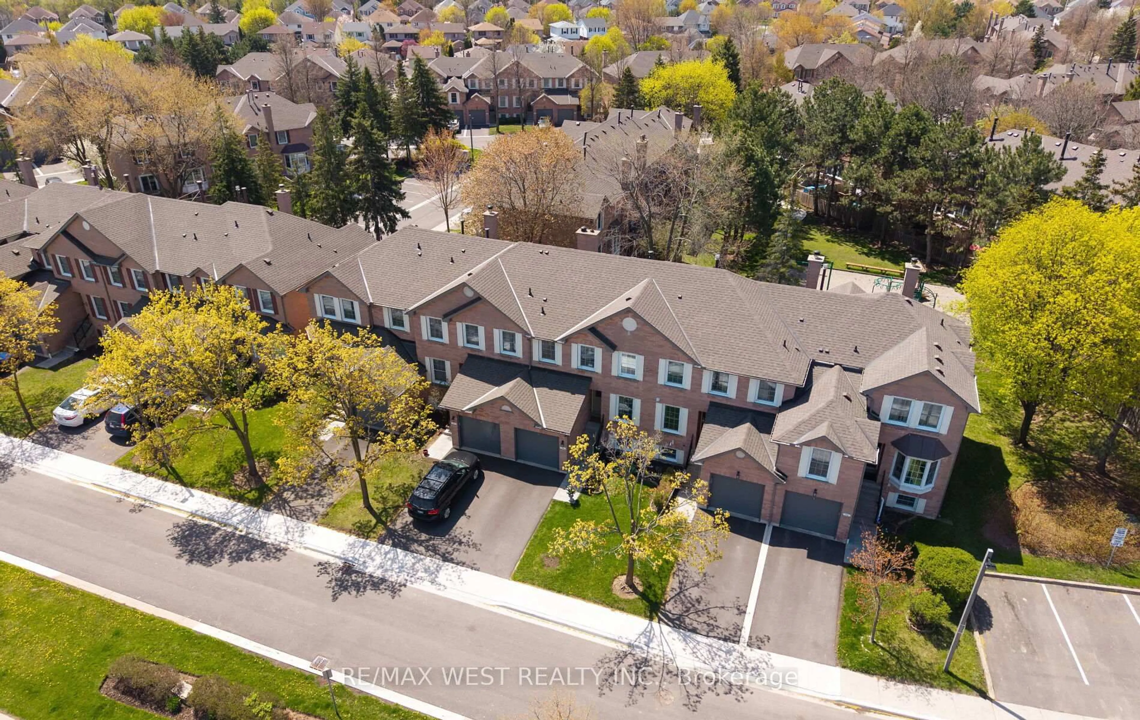 A pic from outside/outdoor area/front of a property/back of a property/a pic from drone, street for 2935 Headon Forest Dr ##16, Burlington Ontario L7M 3Z7