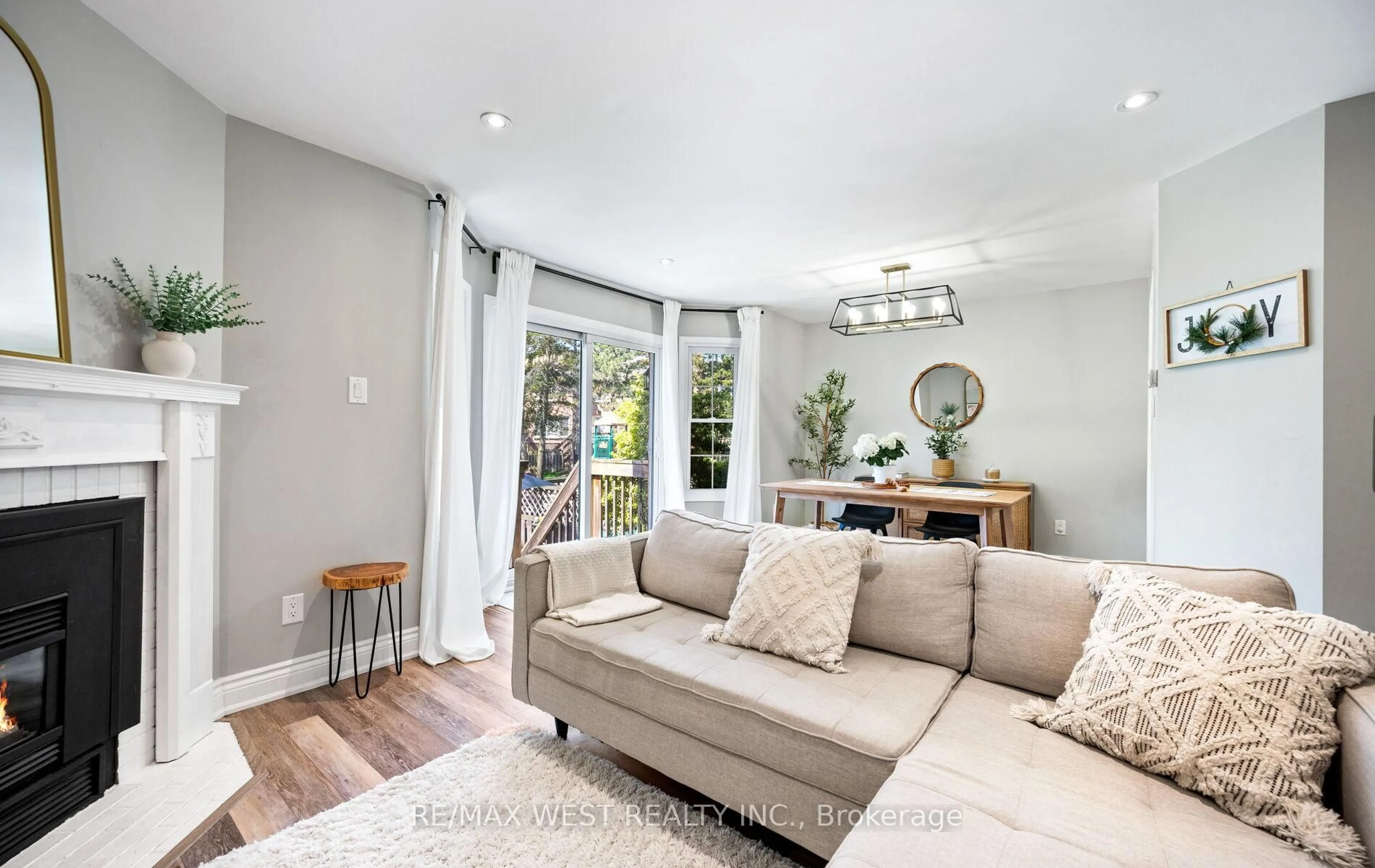 Living room with furniture, unknown for 2935 Headon Forest Dr ##16, Burlington Ontario L7M 3Z7