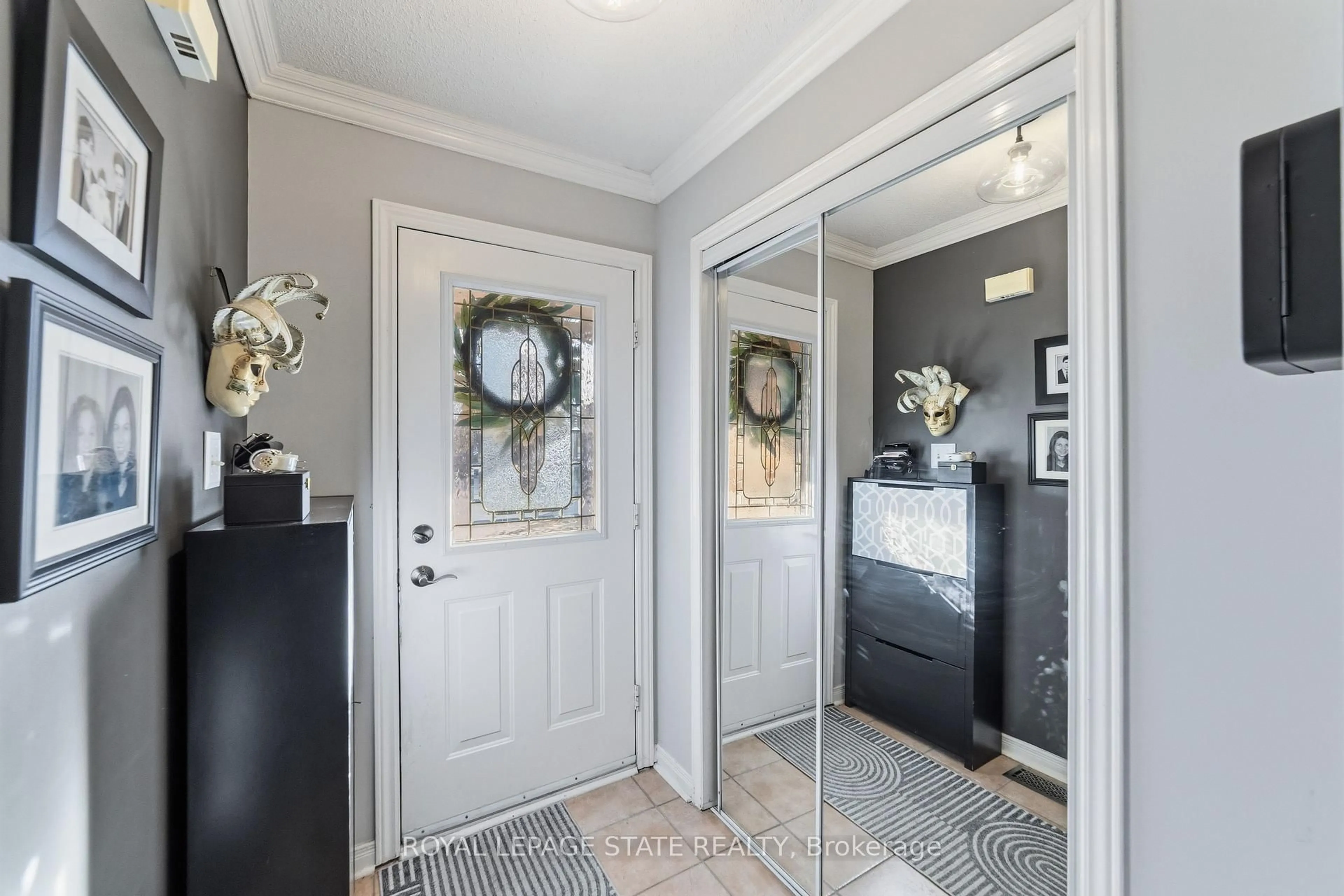 Indoor entryway for 1795 Creek Way, Burlington Ontario L7L 6R1