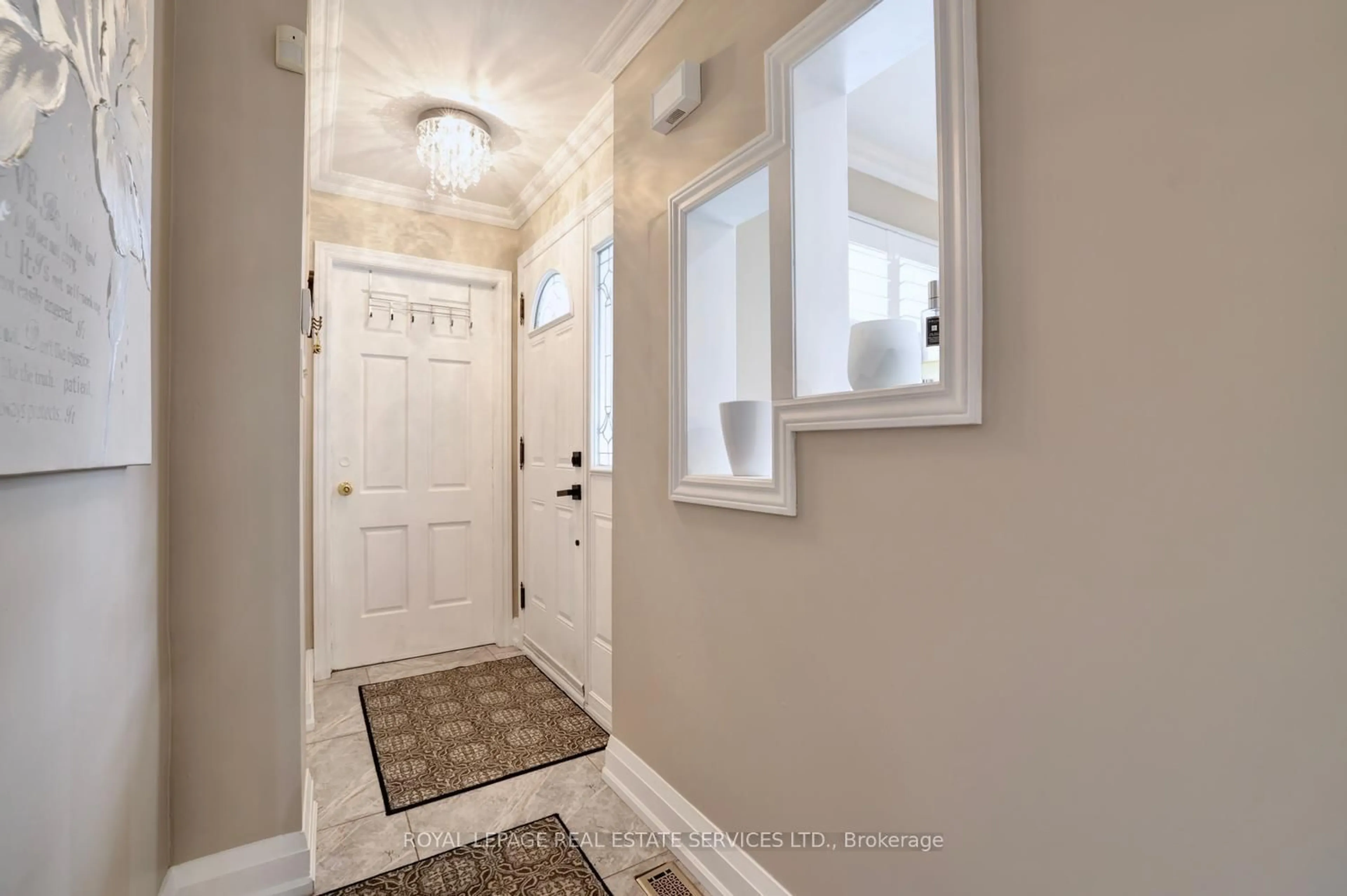 Indoor entryway for 3409 Bertrand Rd, Mississauga Ontario L5L 4G3