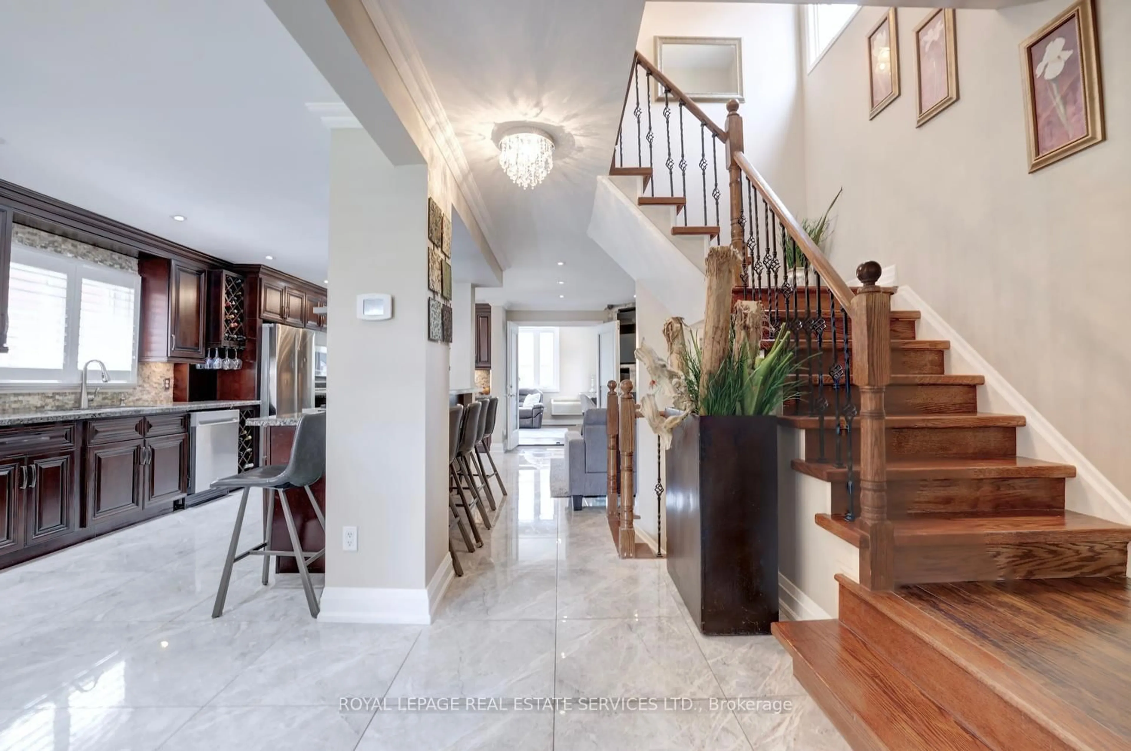 Indoor foyer for 3409 Bertrand Rd, Mississauga Ontario L5L 4G3