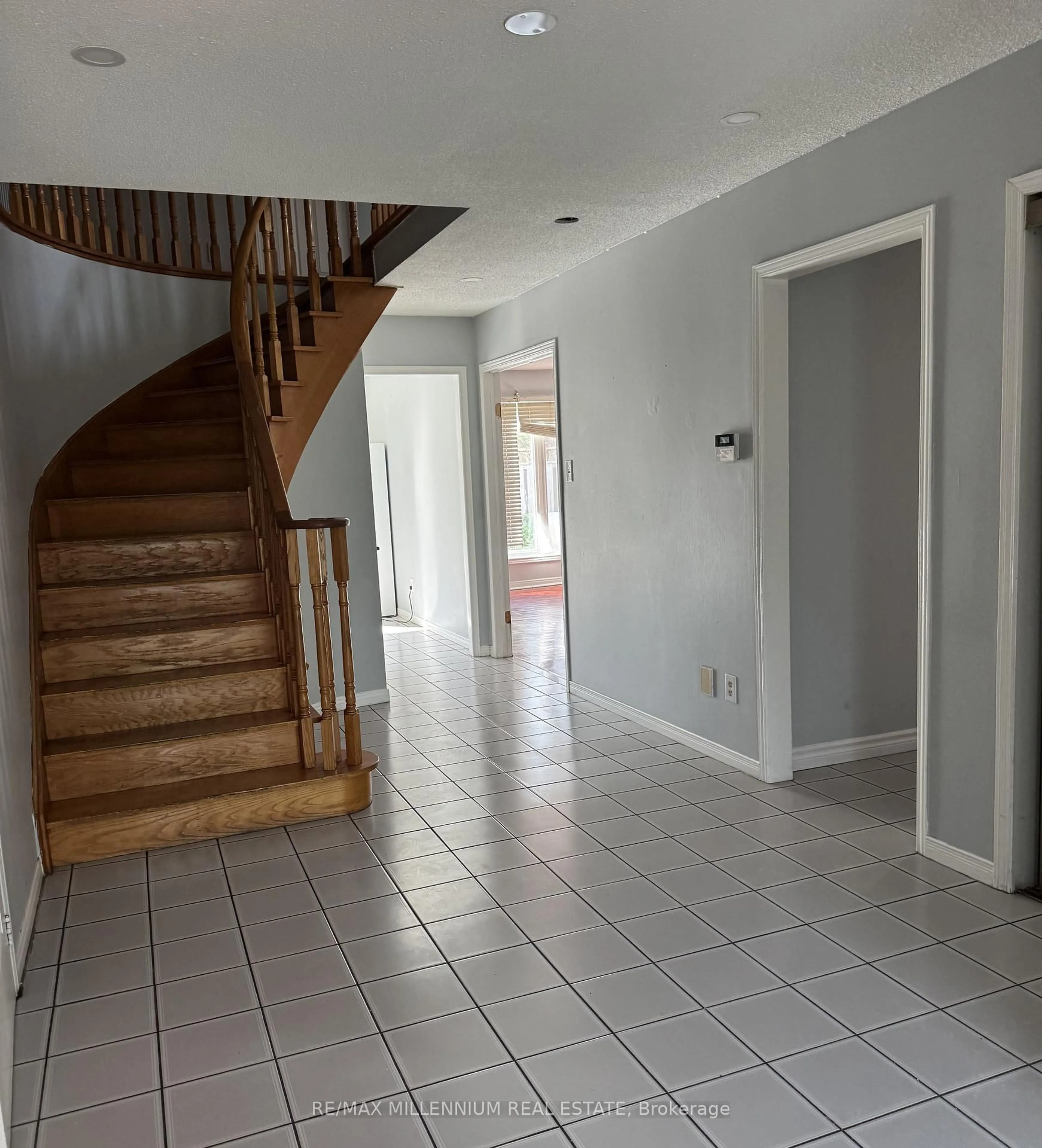 Indoor foyer for 36 Diane Crt, Brampton Ontario L6Y 3E2