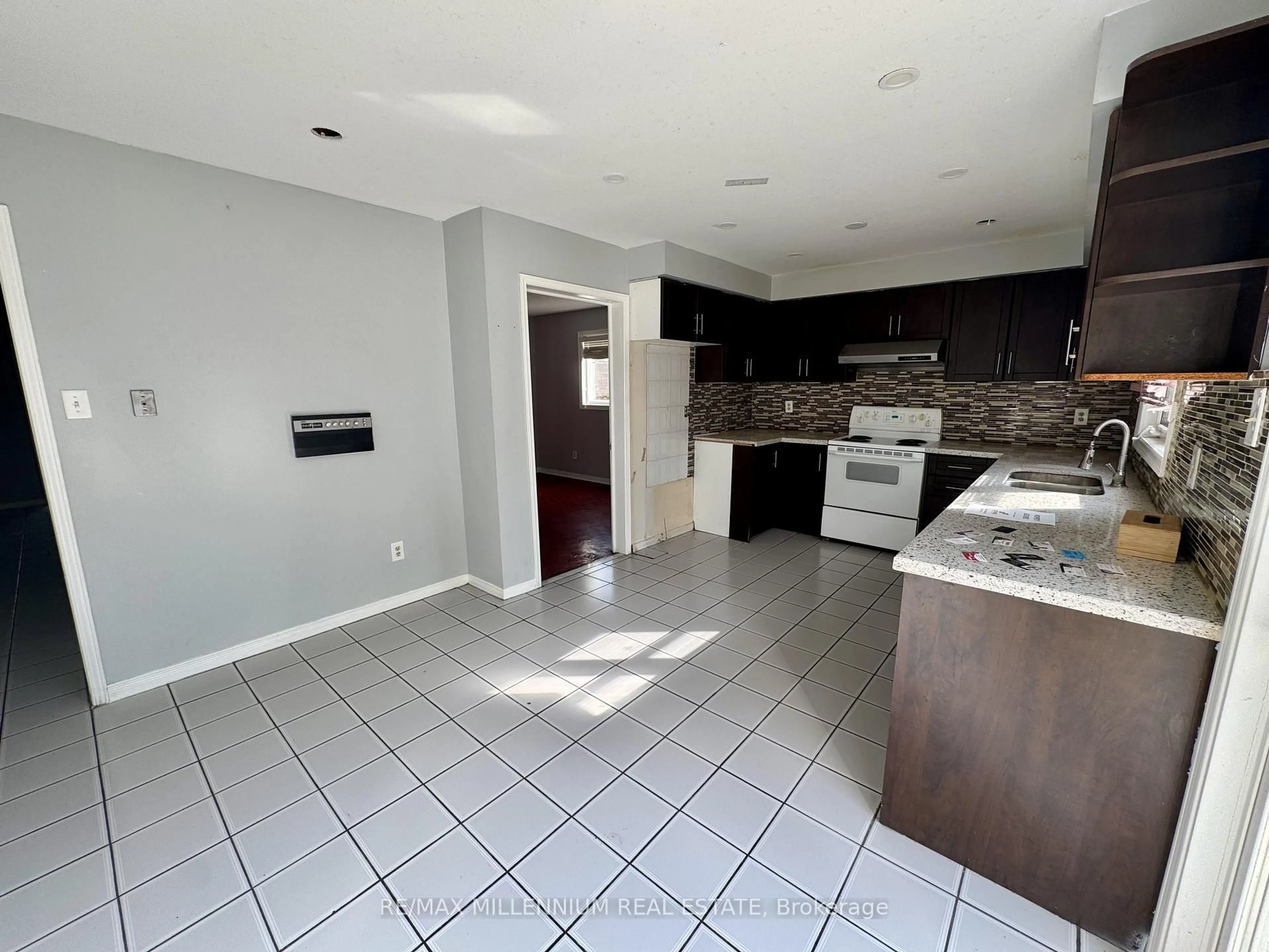 Open concept kitchen, ceramic/tile floor for 36 Diane Crt, Brampton Ontario L6Y 3E2