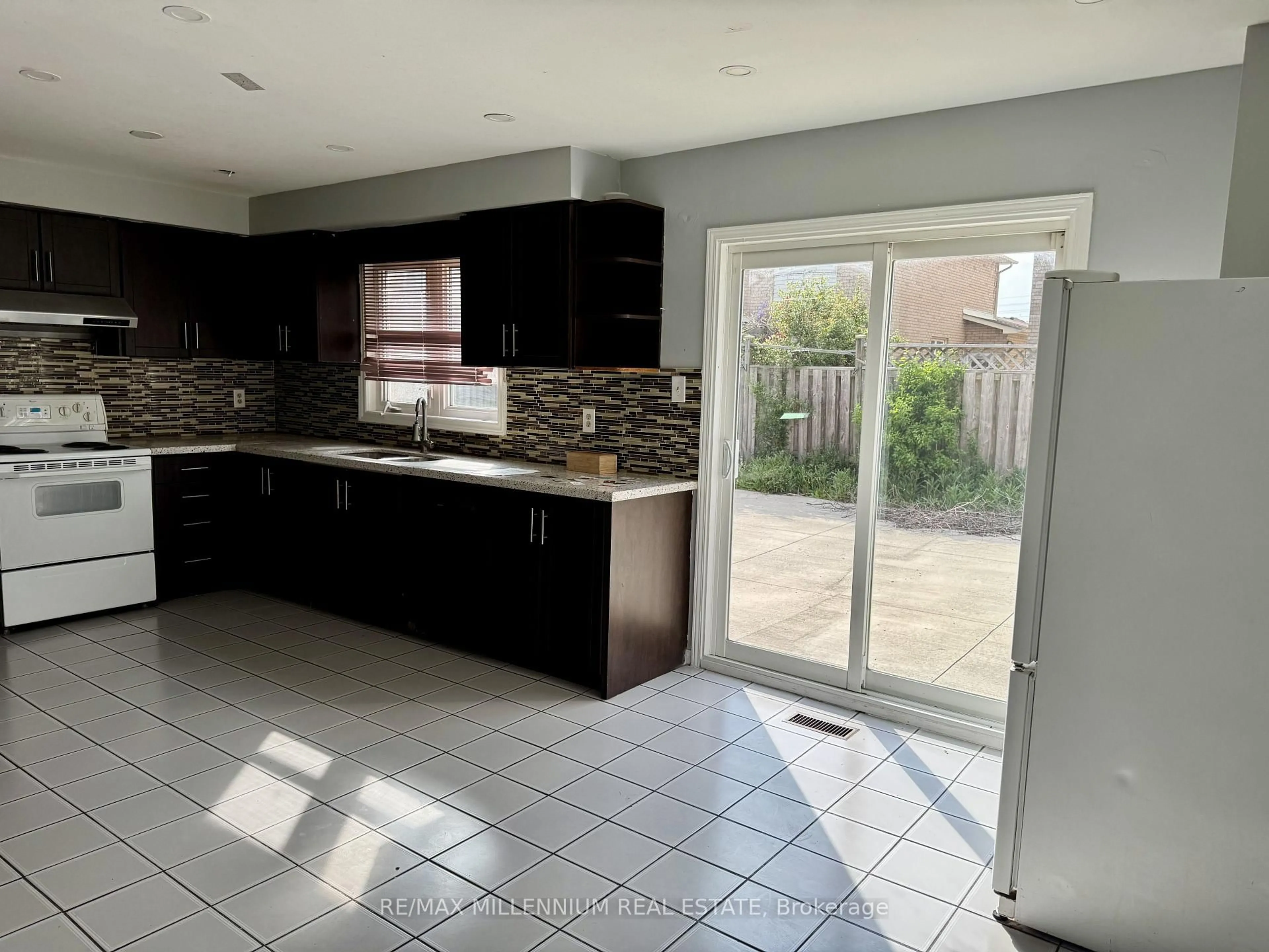 Open concept kitchen, ceramic/tile floor for 36 Diane Crt, Brampton Ontario L6Y 3E2