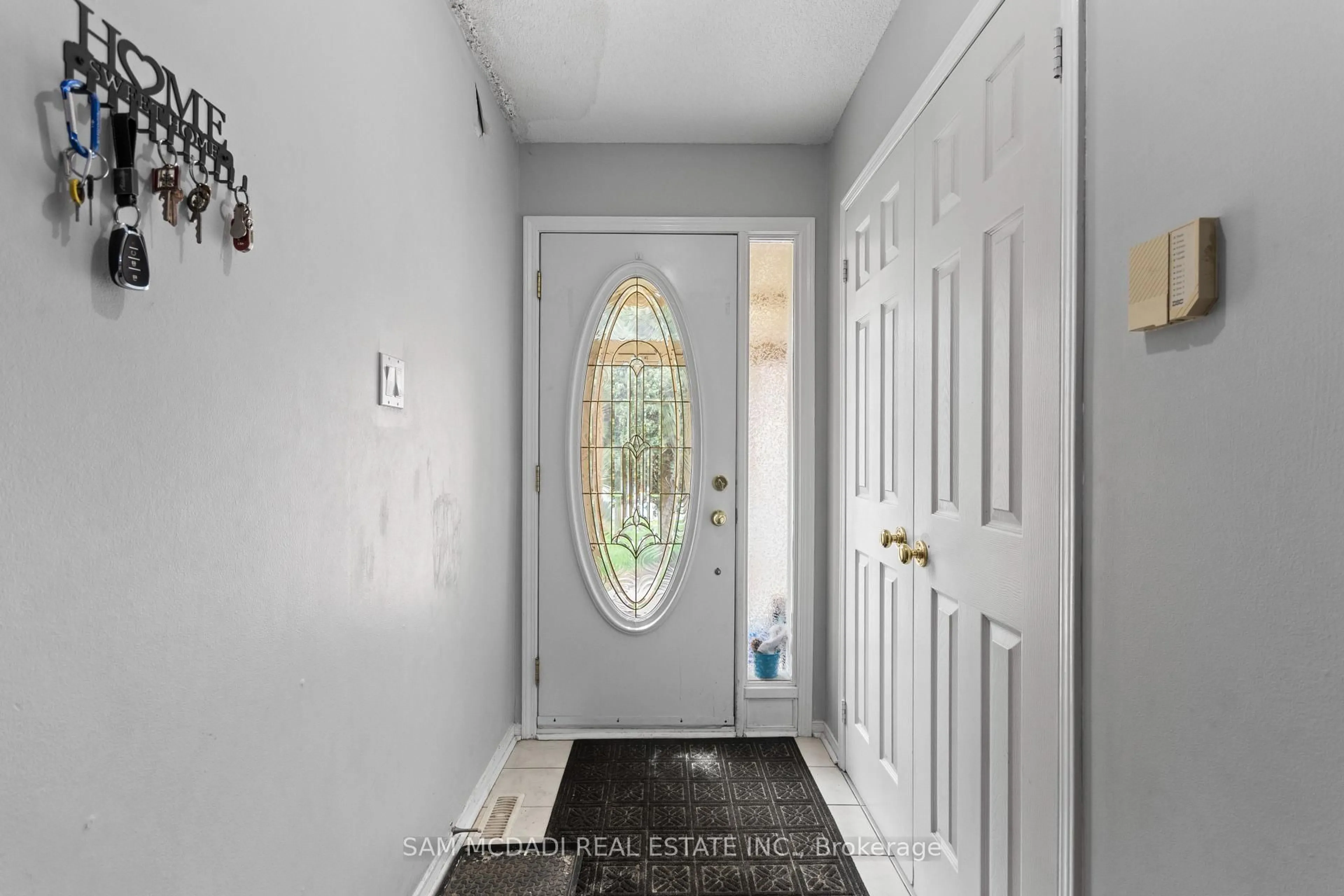 Indoor entryway for 3182 Shadetree Dr, Mississauga Ontario L5N 6P4
