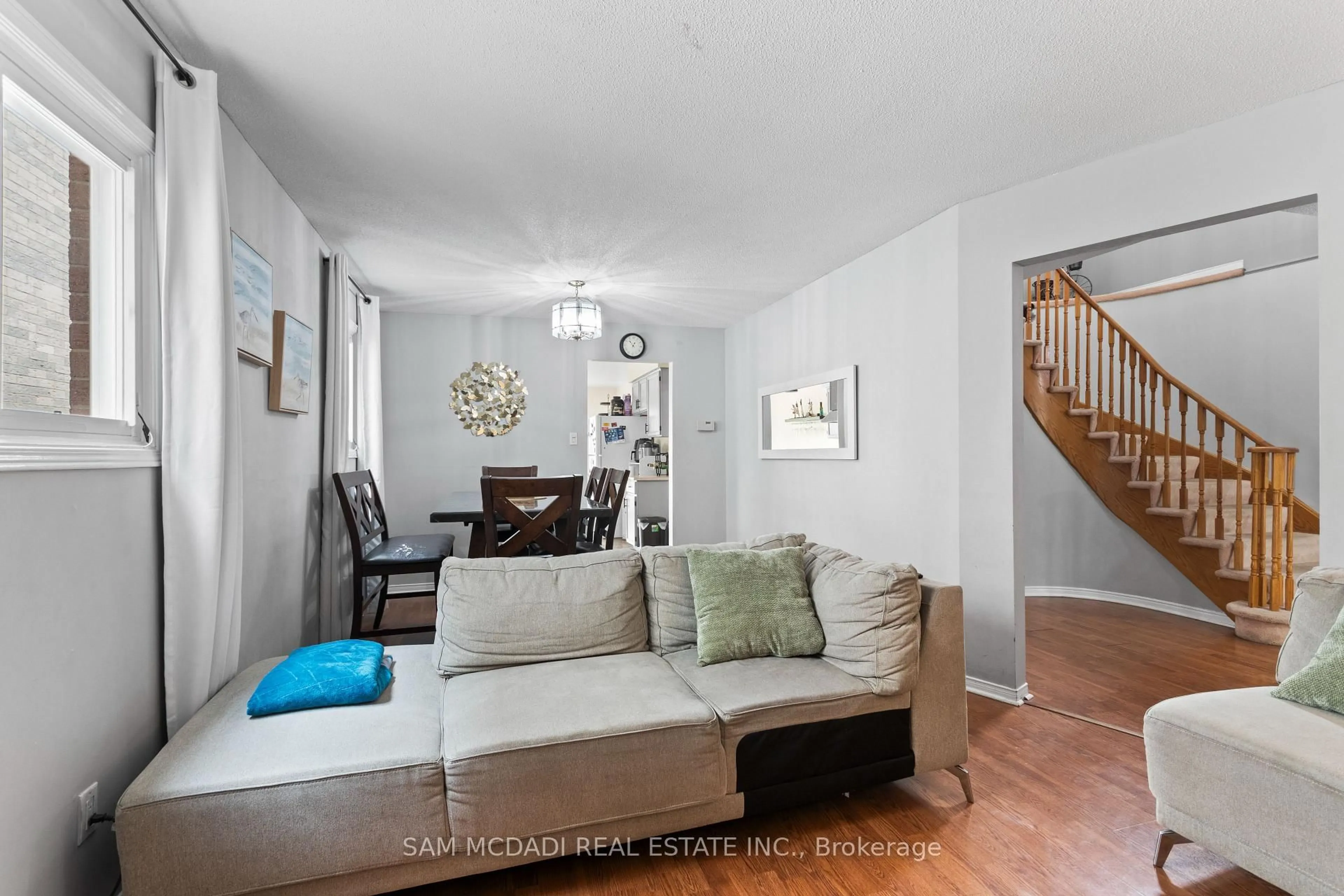 Living room with furniture, unknown for 3182 Shadetree Dr, Mississauga Ontario L5N 6P4
