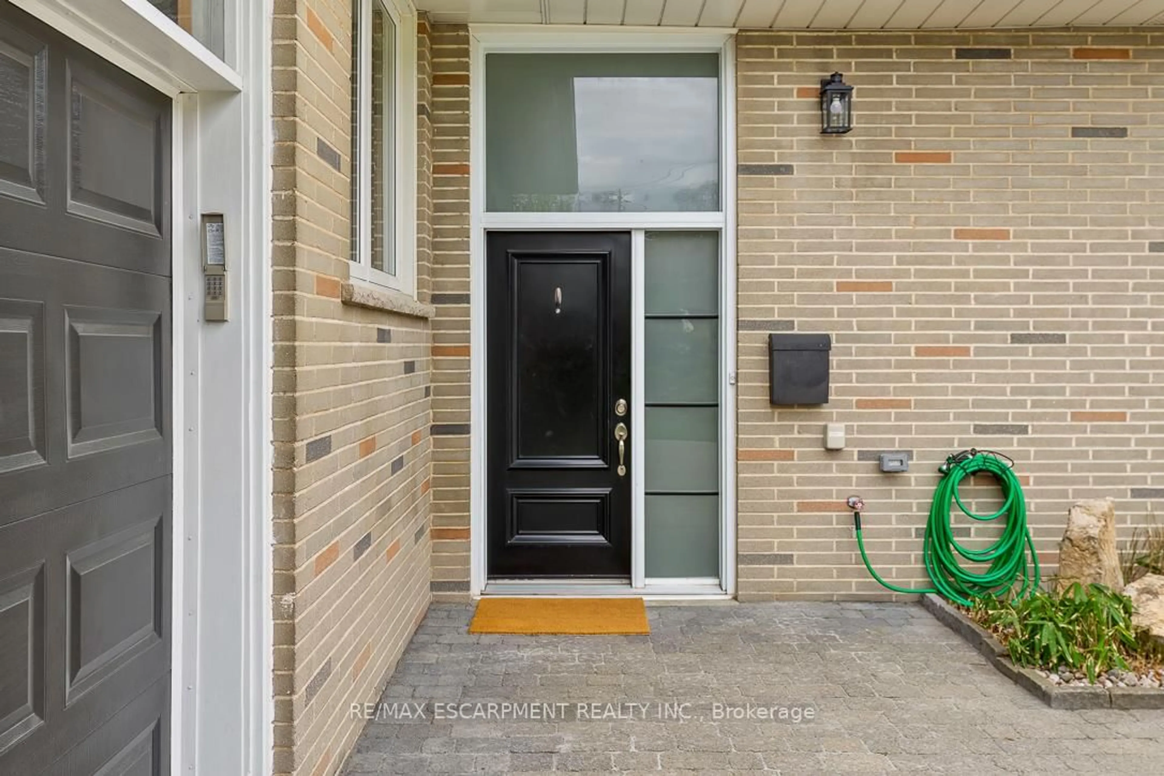 Indoor entryway for 1548 Wembury Rd, Mississauga Ontario L5J 2L9