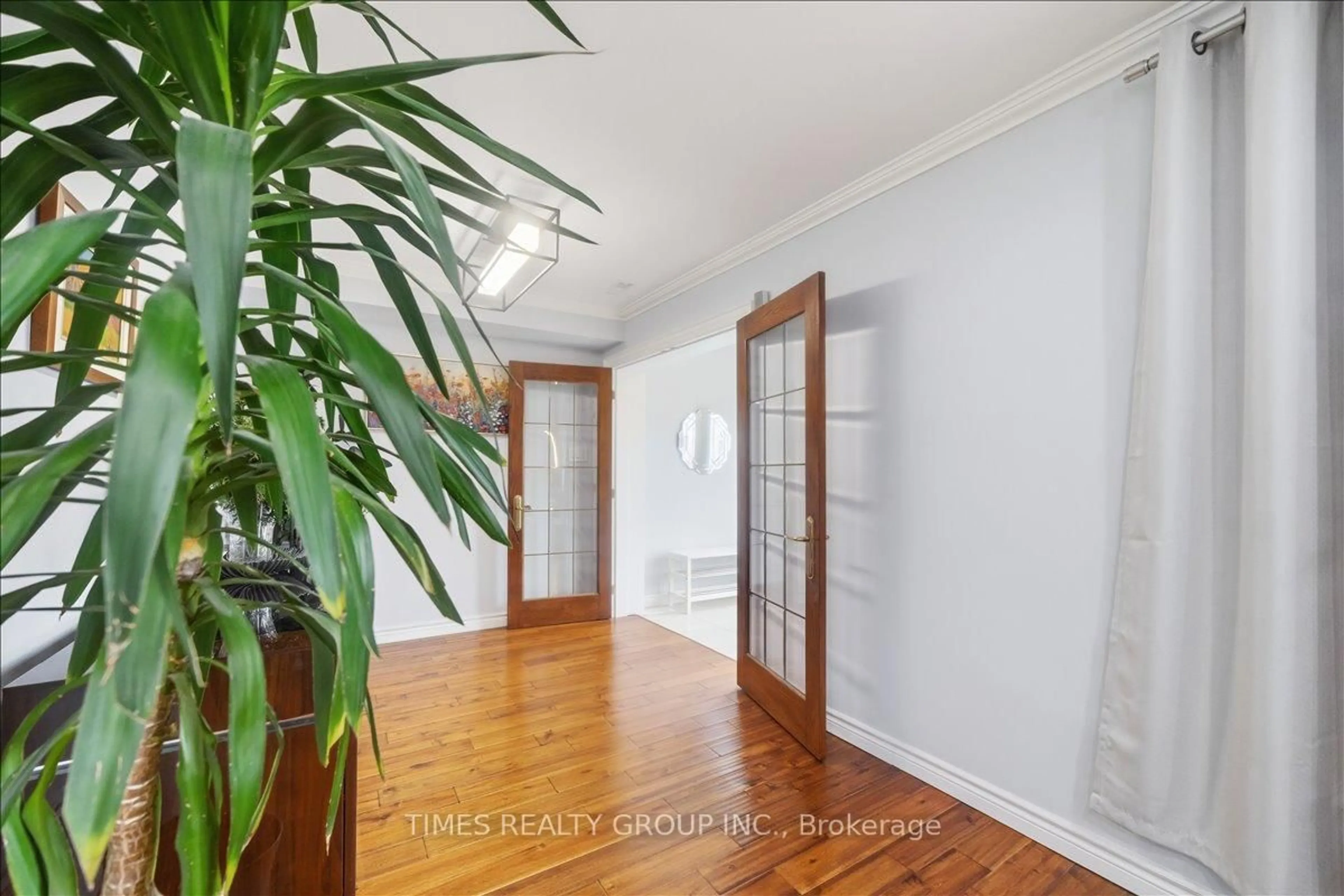 Indoor entryway for 651 Burnhamthorpe Rd, Toronto Ontario M9C 2Z1