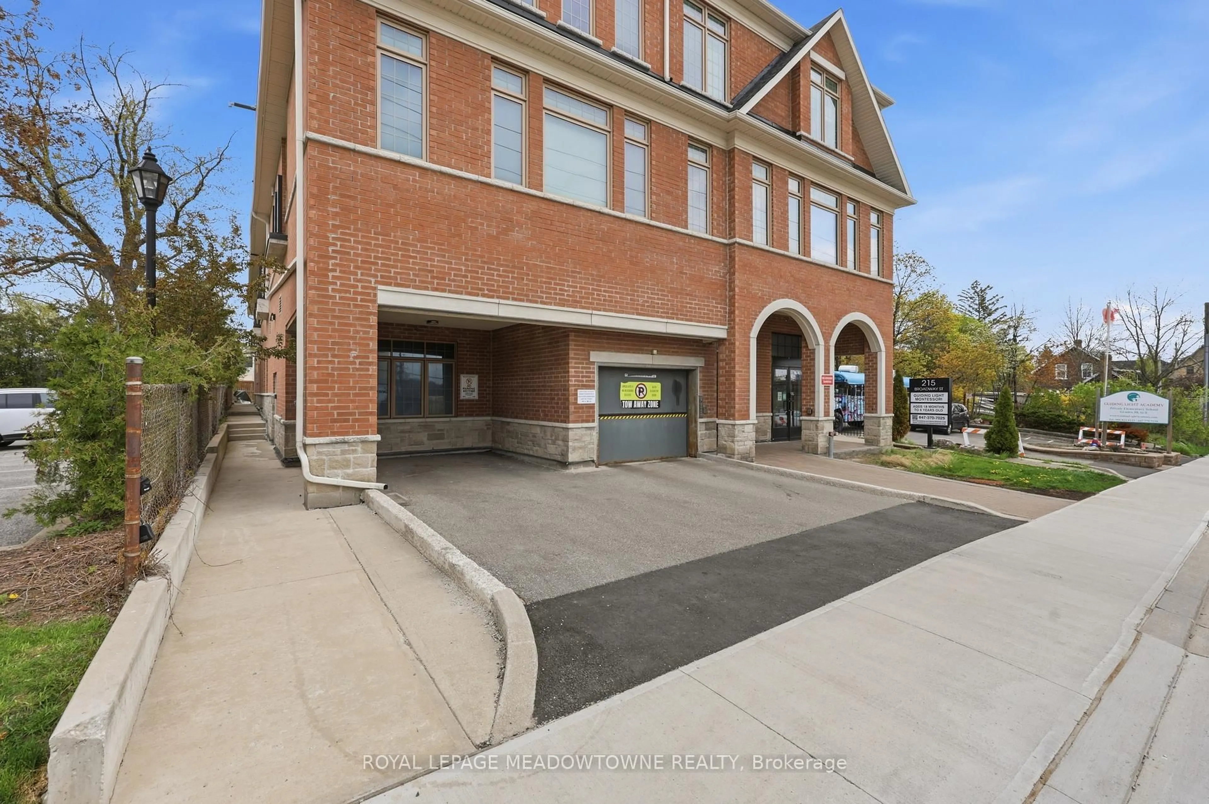 Unknown for 215 Broadway St #203, Mississauga Ontario L5M 1J1