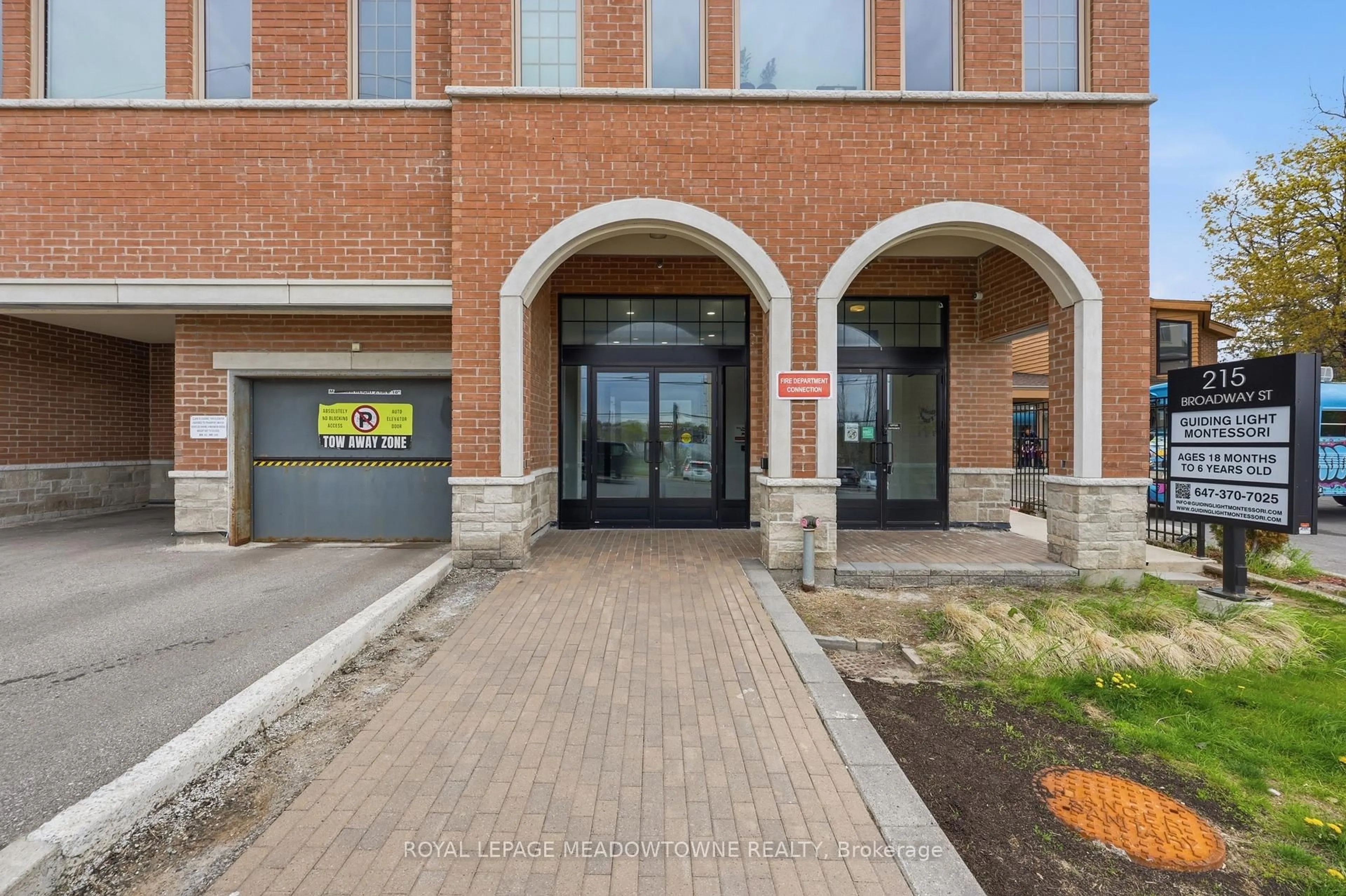 Unknown for 215 Broadway St #203, Mississauga Ontario L5M 1J1