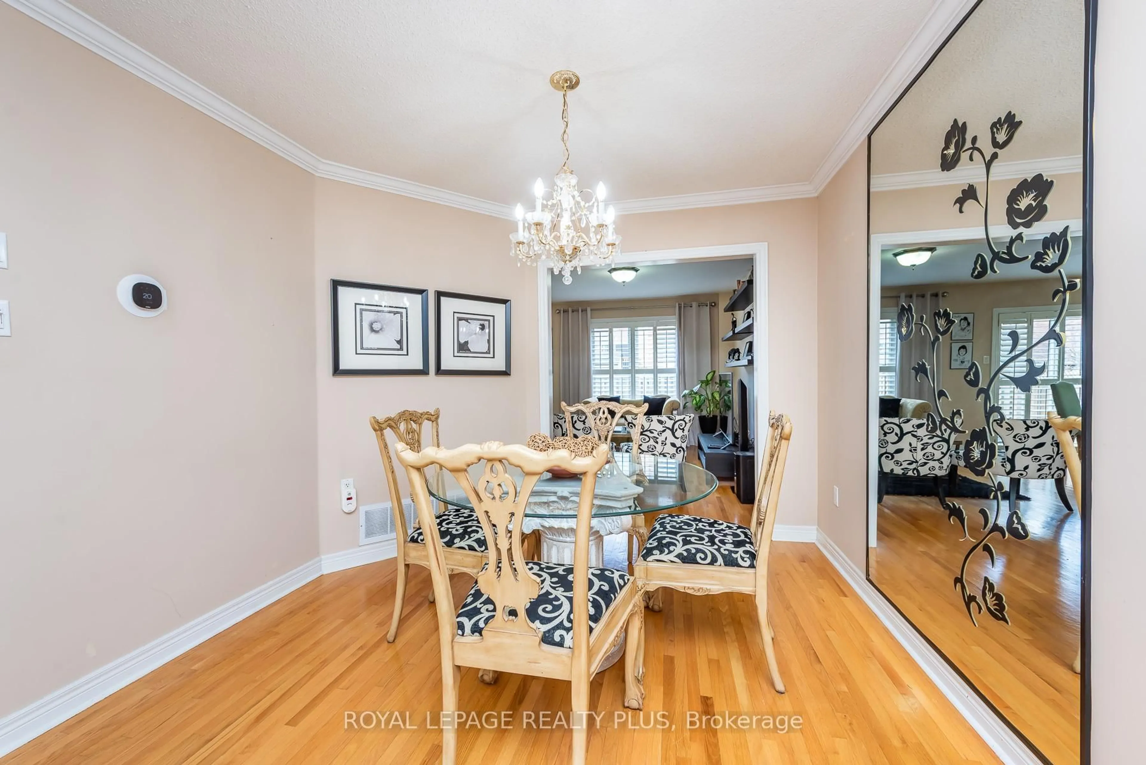 Dining room, wood/laminate floor for 6943 Buttle Station Pl, Mississauga Ontario L5W 1B8