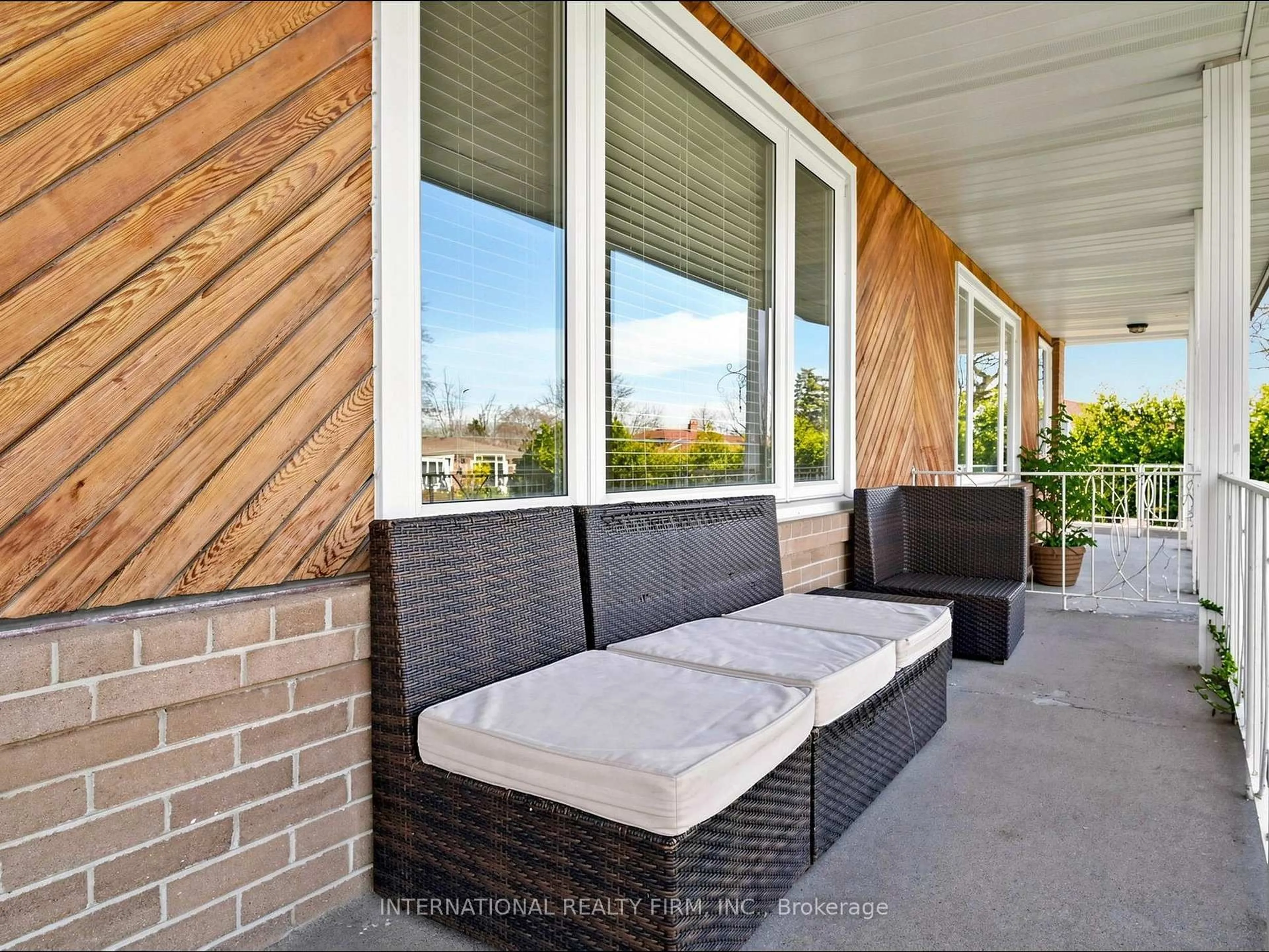 Patio, unknown for 33 Danesbury Cres, Brampton Ontario L6T 1T2