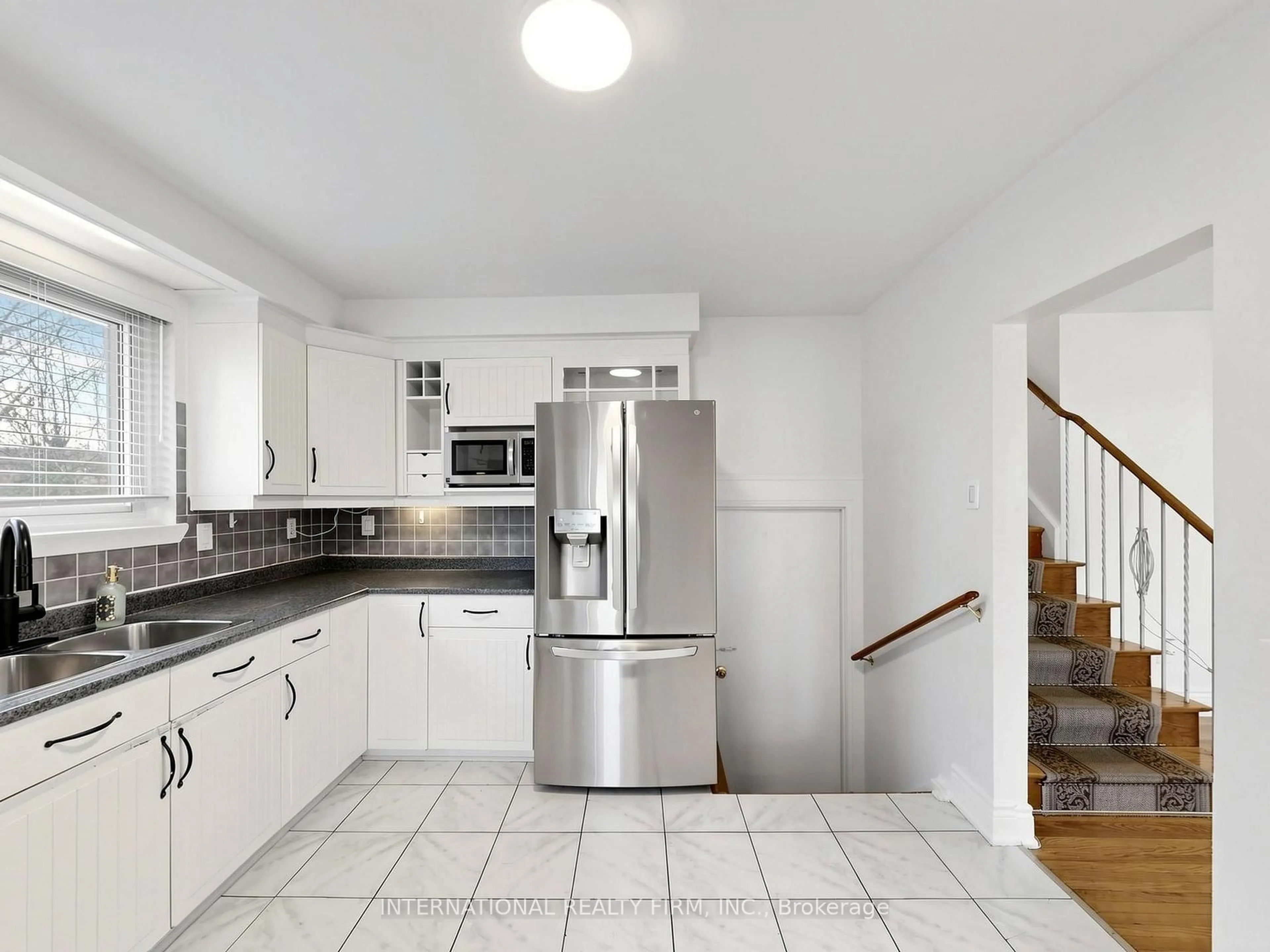 Open concept kitchen, ceramic/tile floor for 33 Danesbury Cres, Brampton Ontario L6T 1T2