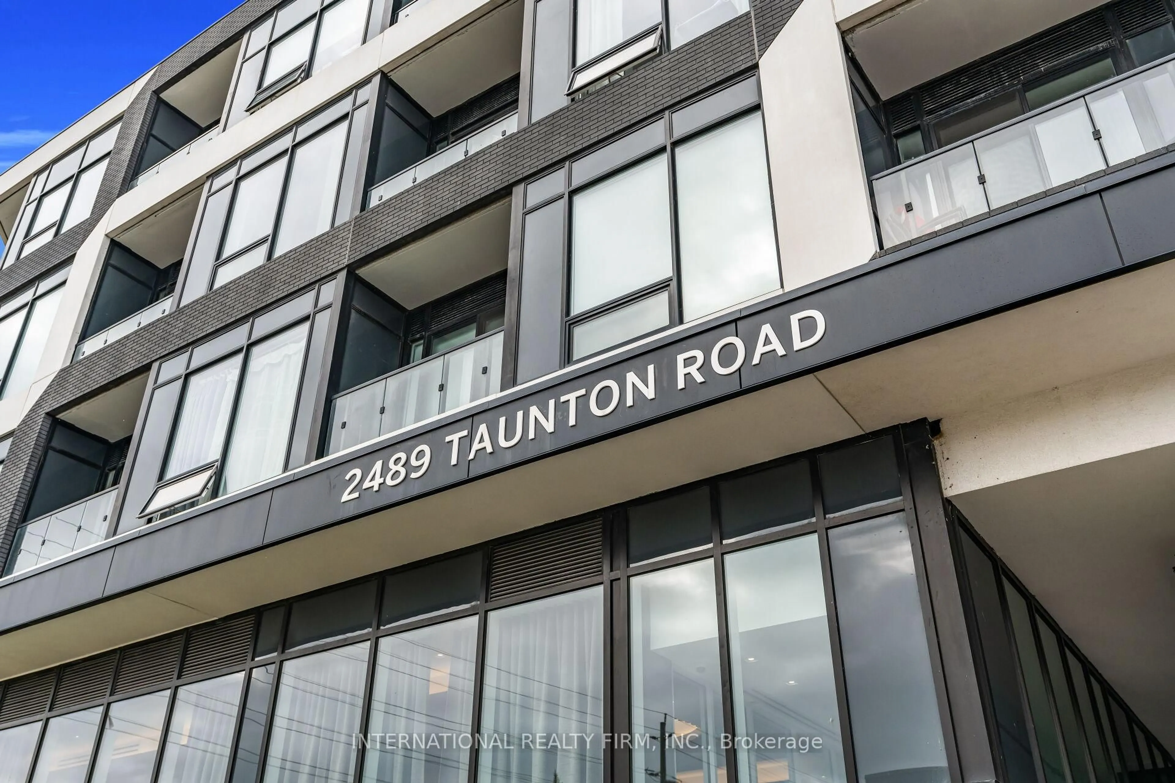 Indoor foyer for 2489 Taunton Rd #916, Oakville Ontario L6H 3R9