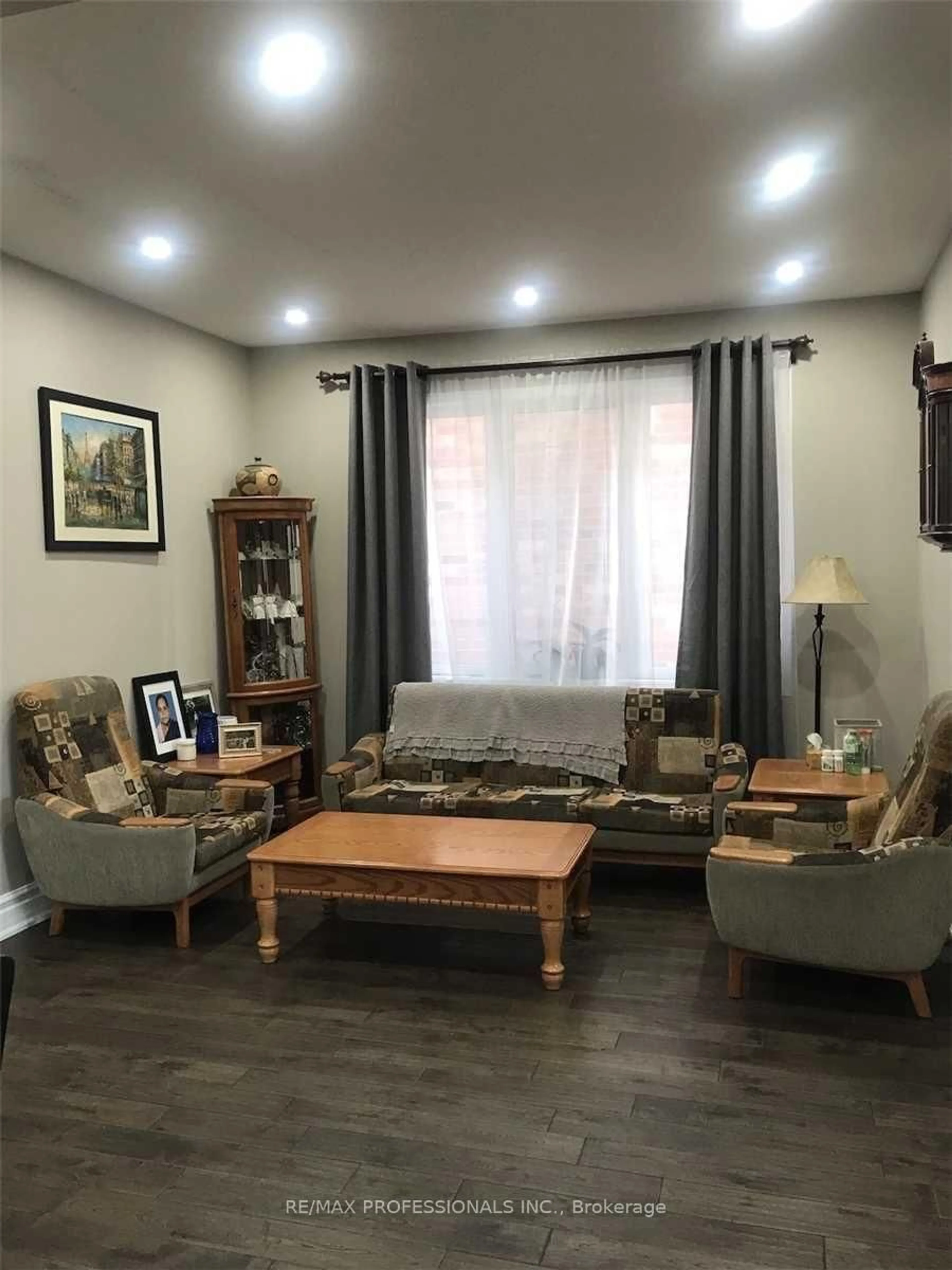 Living room with furniture, wood/laminate floor for 3895 Henrietta Way, Mississauga Ontario L5M 7Y4