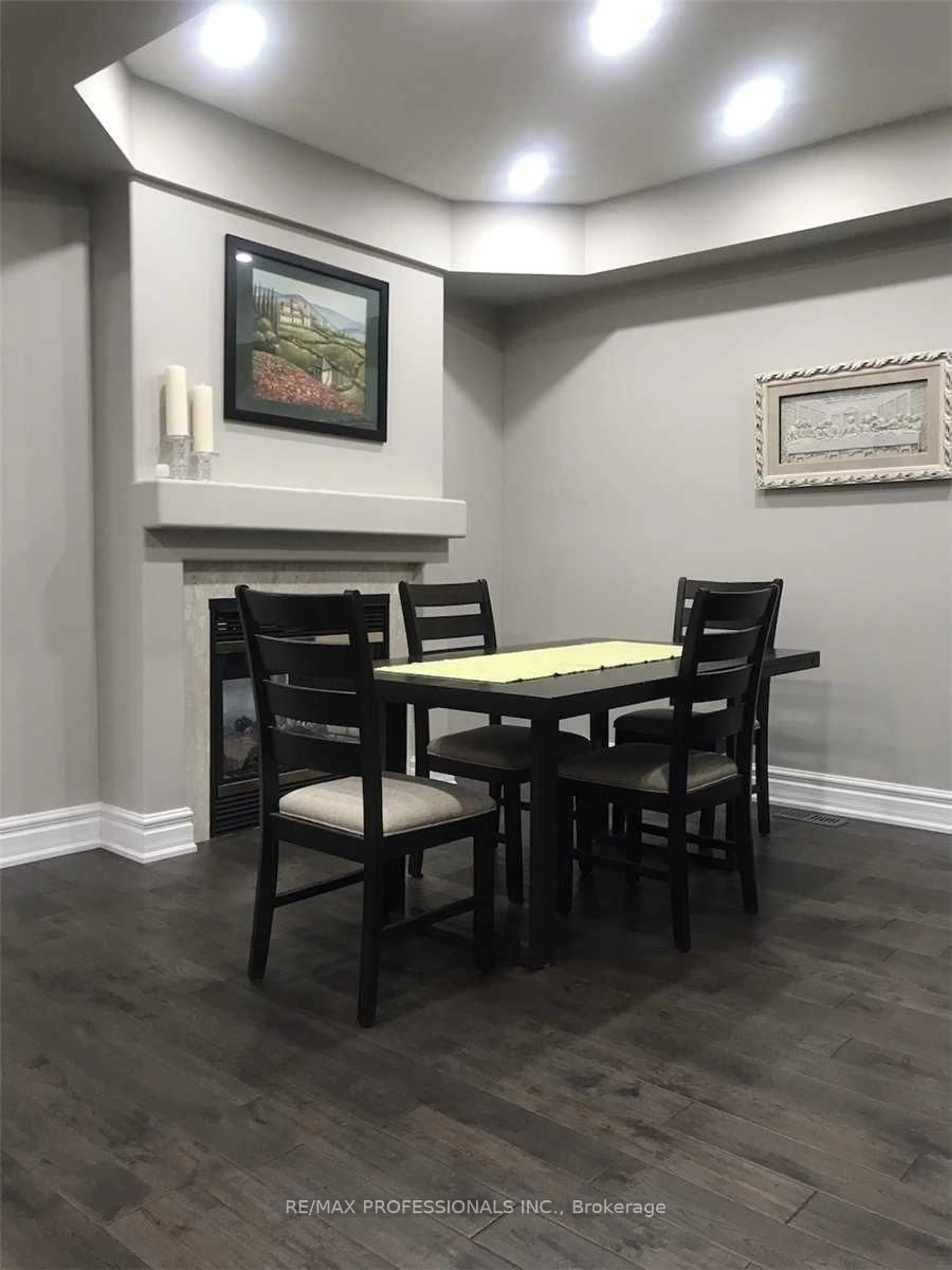Dining room, wood/laminate floor for 3895 Henrietta Way, Mississauga Ontario L5M 7Y4