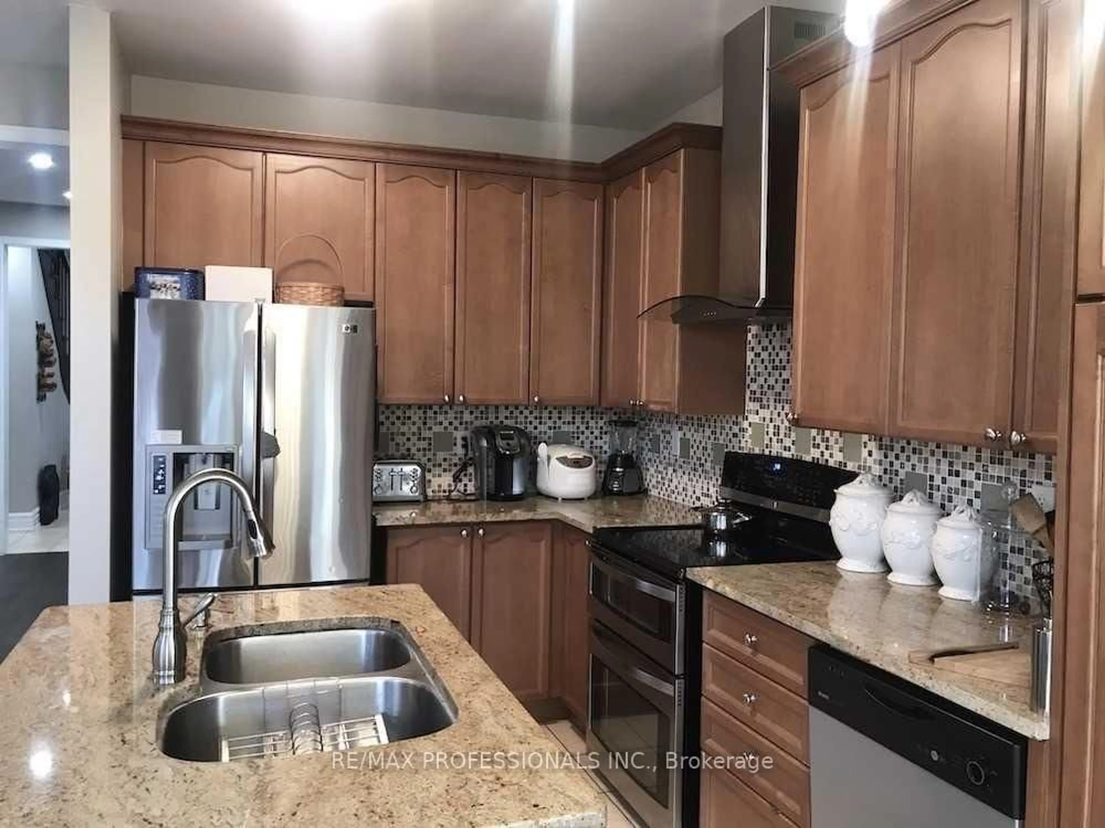 Open concept kitchen, ceramic/tile floor for 3895 Henrietta Way, Mississauga Ontario L5M 7Y4