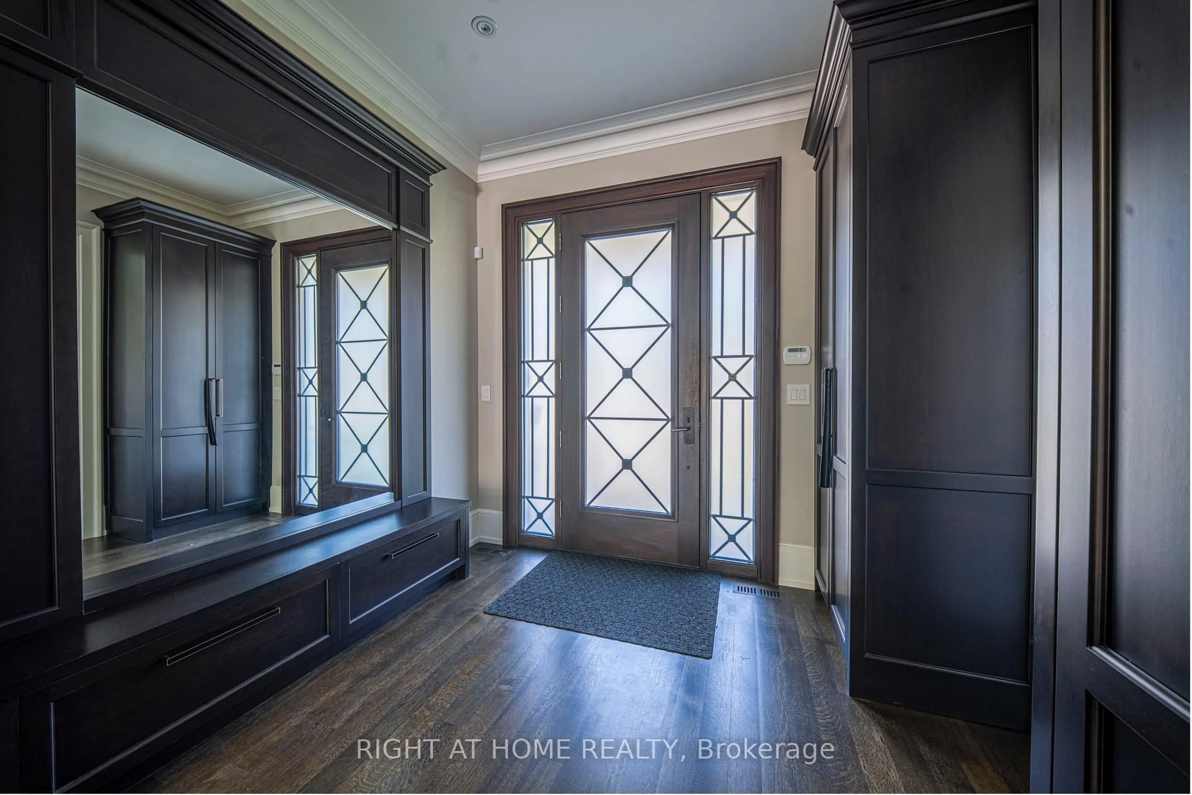 Indoor entryway for 2 Finchley Rd, Toronto Ontario M9A 2X3