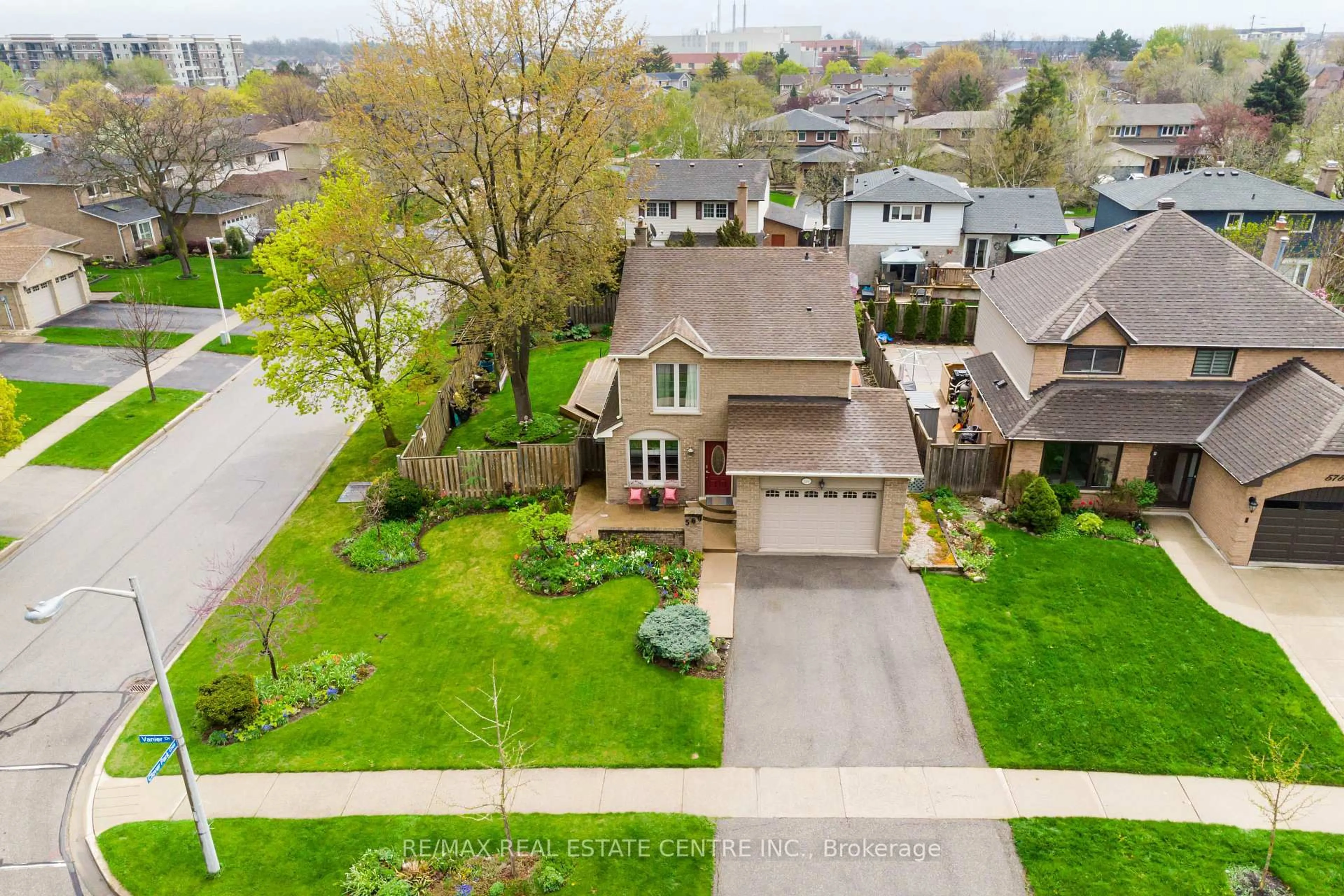 A pic from outside/outdoor area/front of a property/back of a property/a pic from drone, street for 569 Vanier Dr, Milton Ontario L9T 4S4