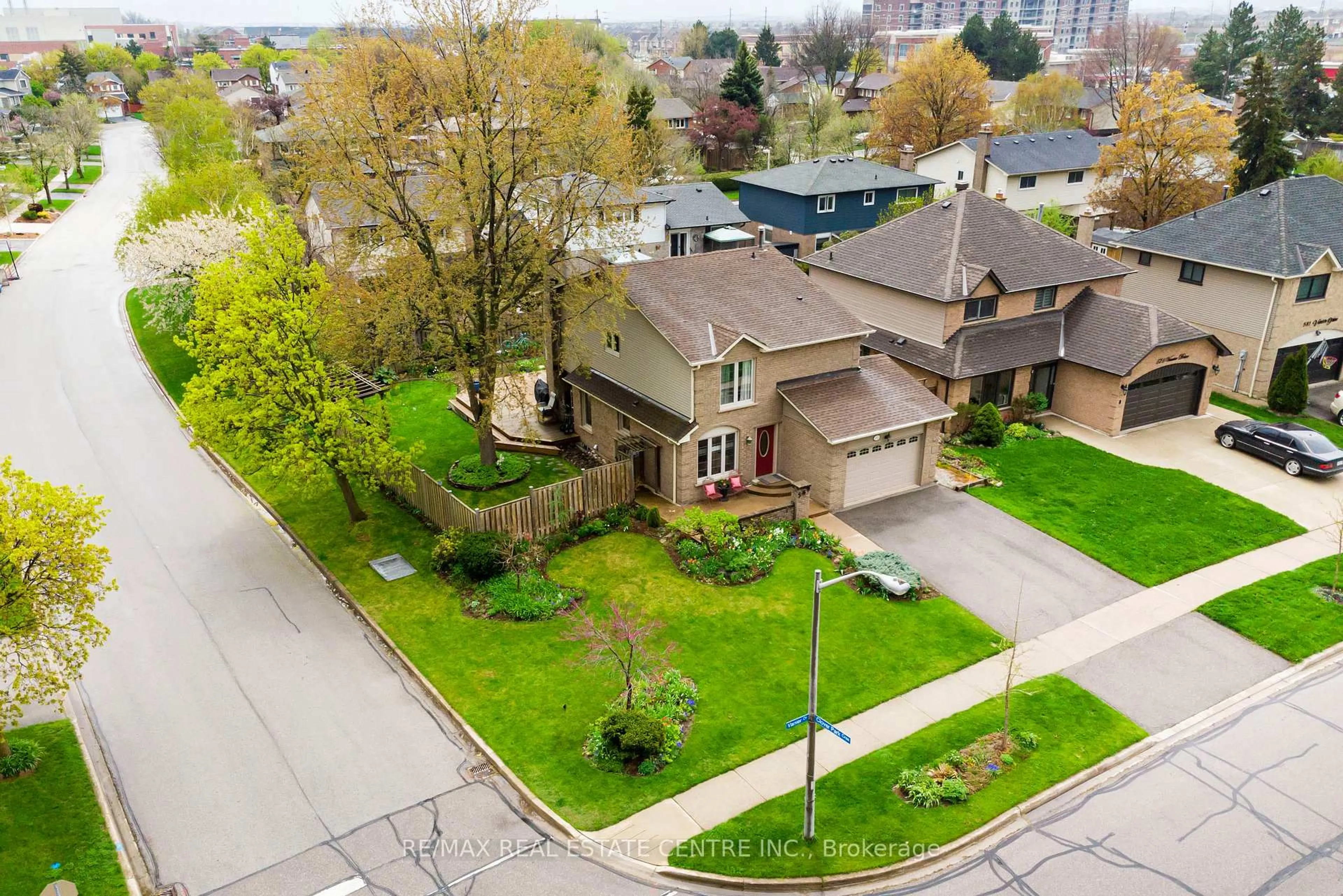 A pic from outside/outdoor area/front of a property/back of a property/a pic from drone, street for 569 Vanier Dr, Milton Ontario L9T 4S4