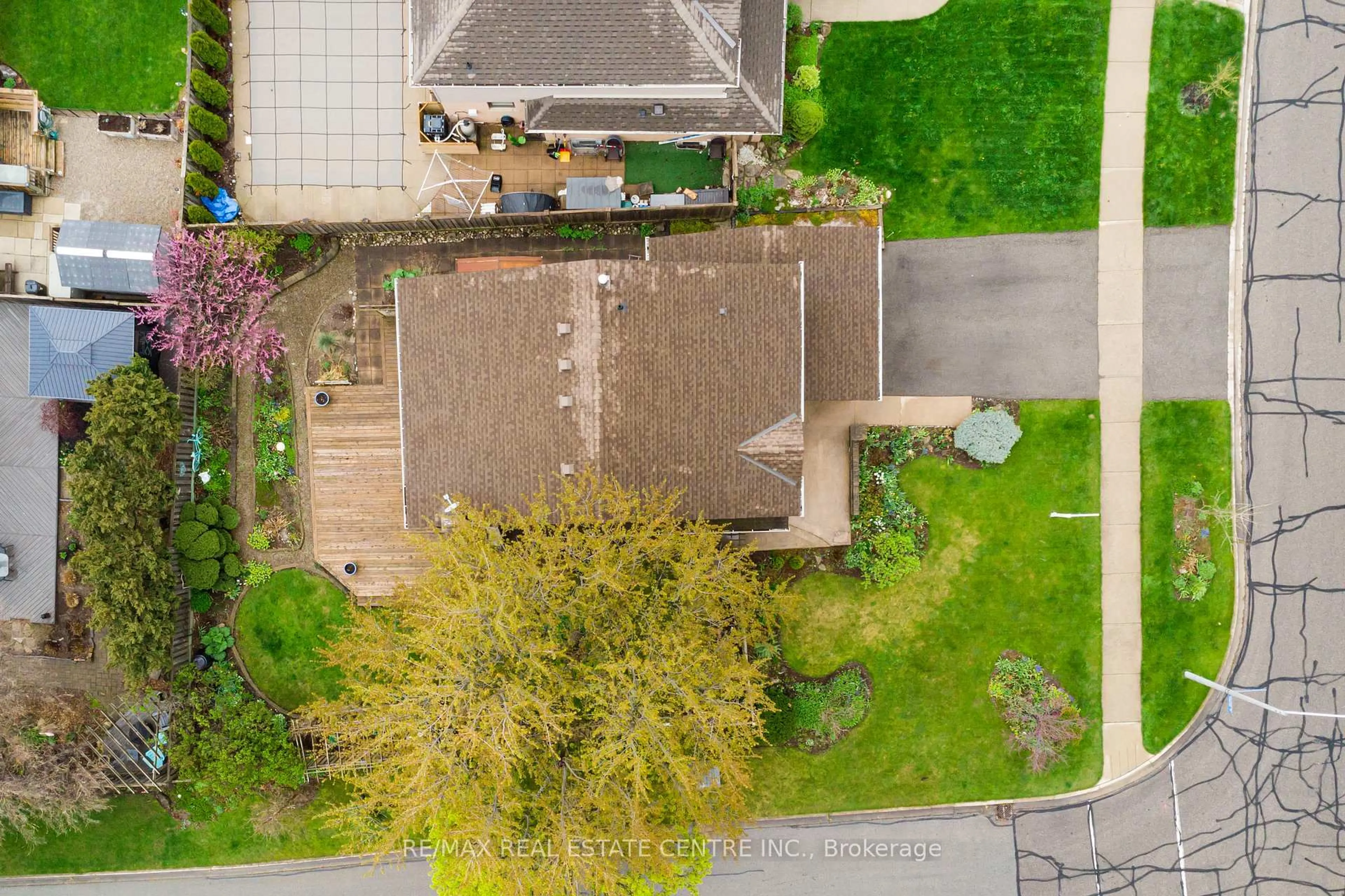 A pic from outside/outdoor area/front of a property/back of a property/a pic from drone, street for 569 Vanier Dr, Milton Ontario L9T 4S4