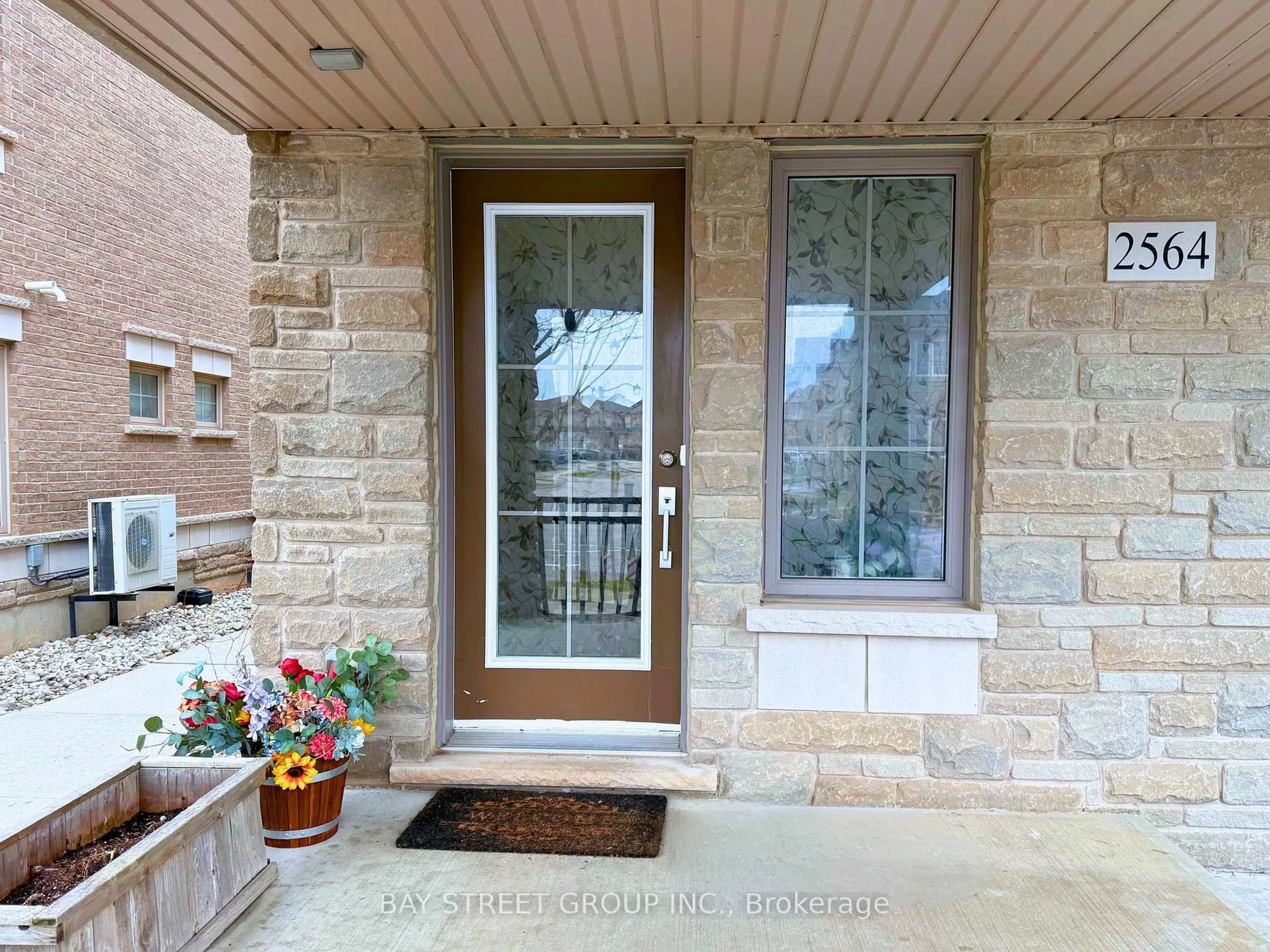 Indoor entryway for 2564 Grand Oak Tr, Oakville Ontario L6M 0S4